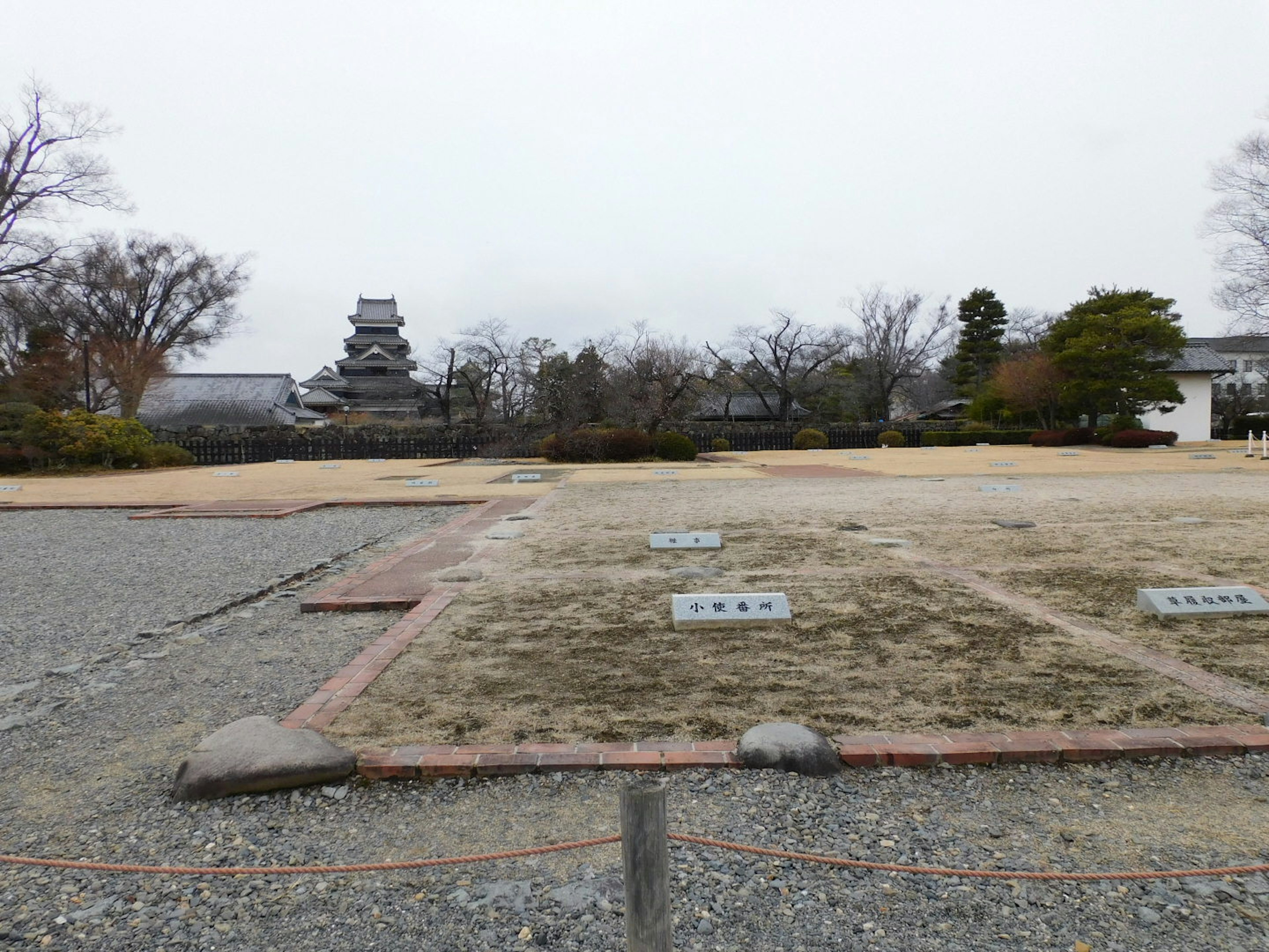 城の跡地とその周辺の風景が広がる静かな場所