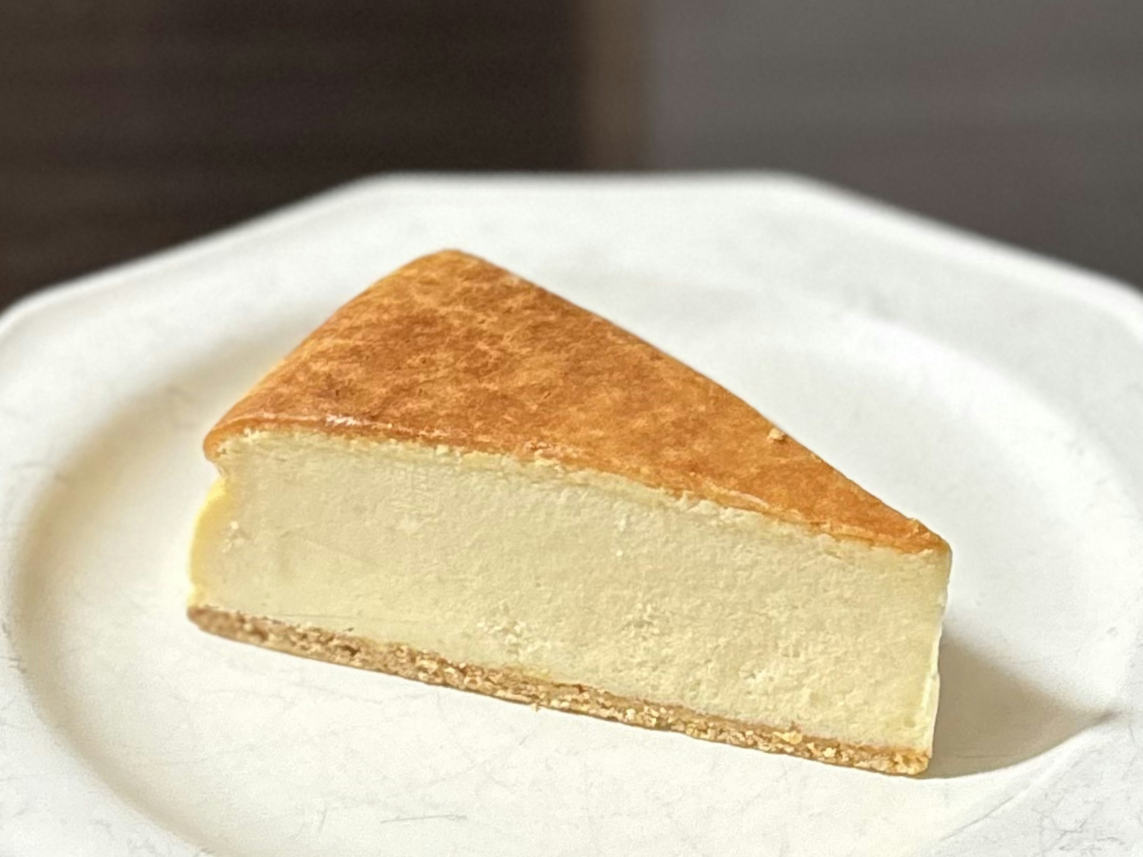 Una porción de cheesecake horneado en un plato blanco