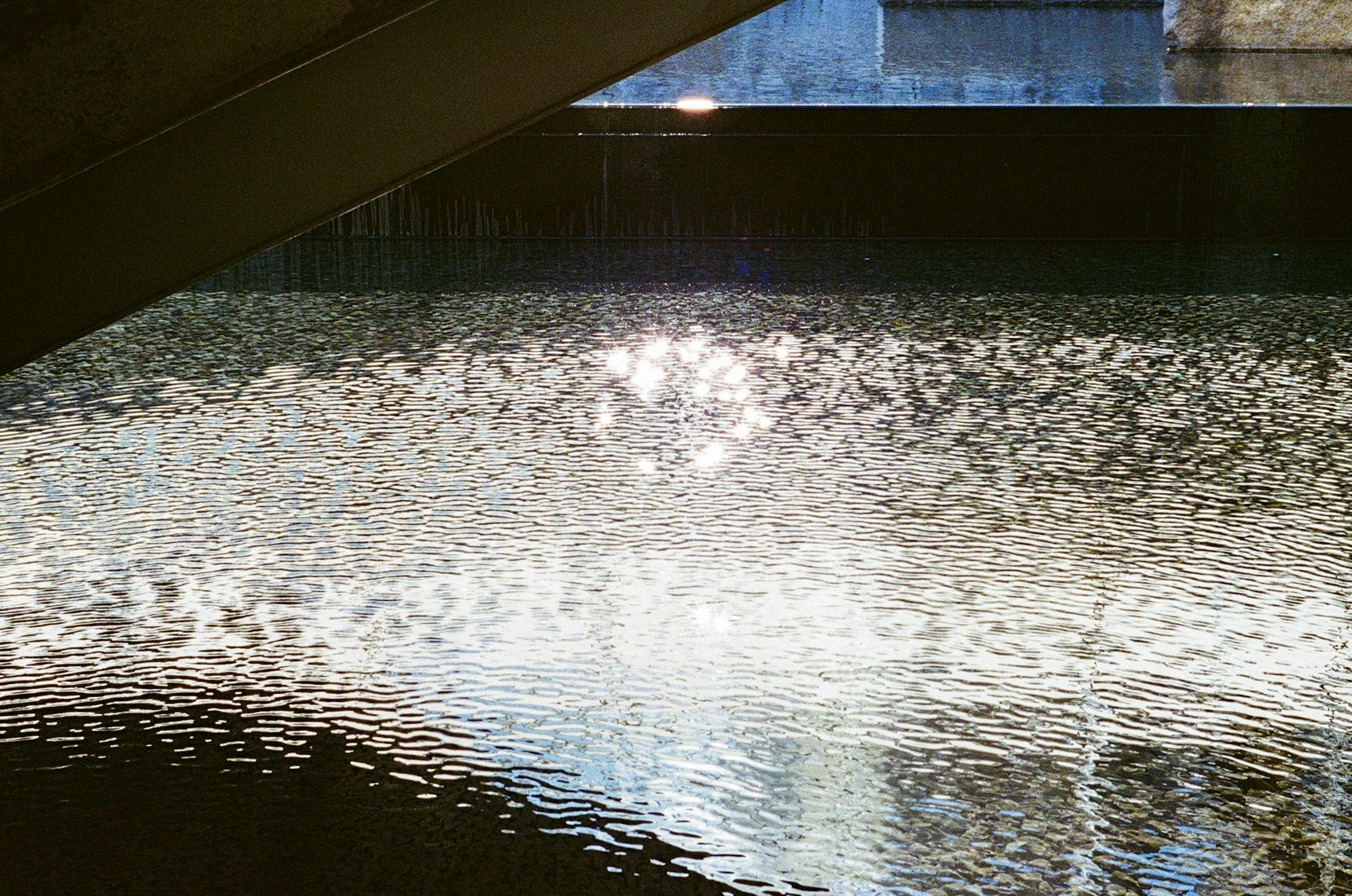 Hermosa vista de los reflejos de luz y las ondas en la superficie del agua