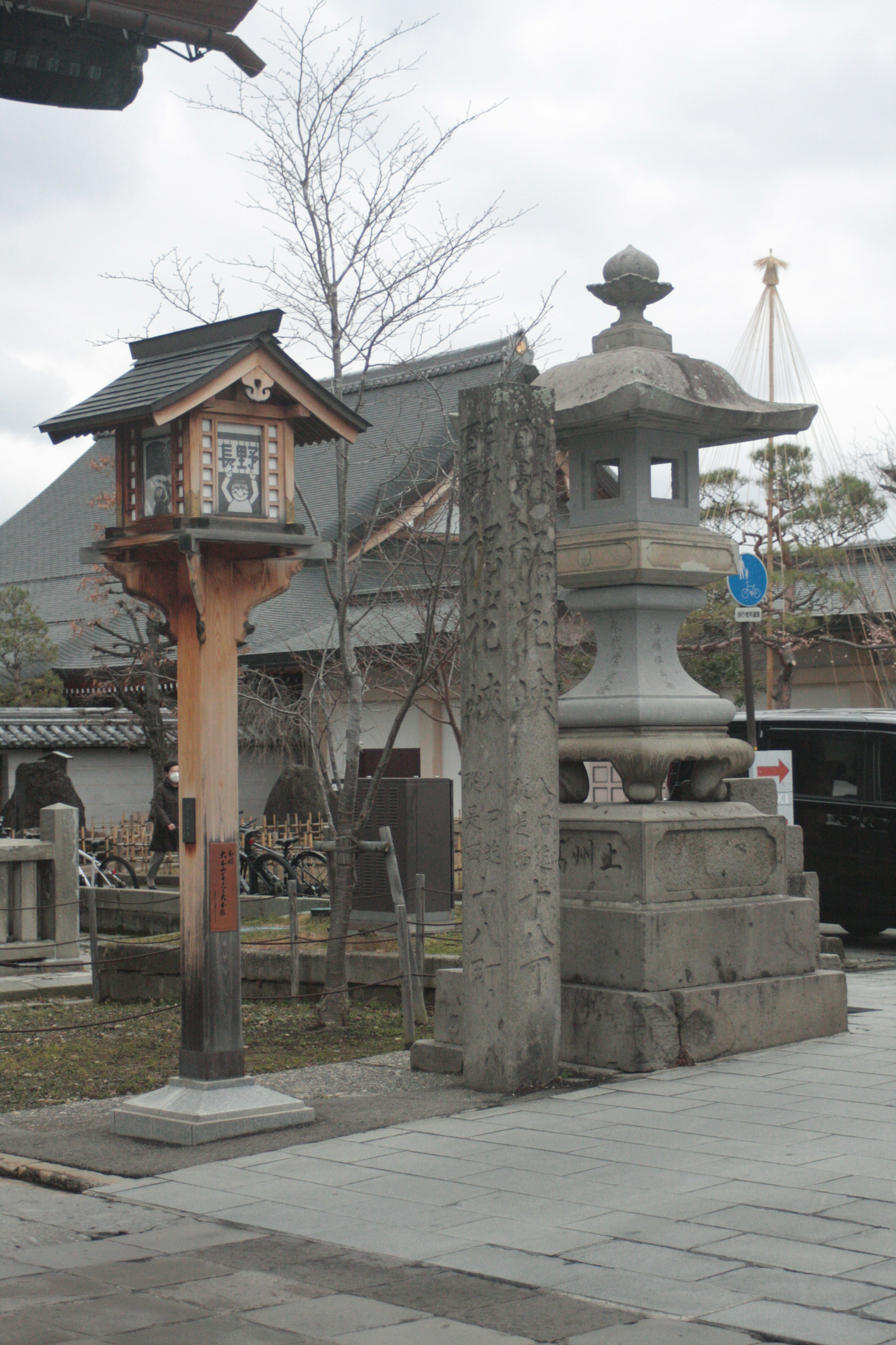 Linterna japonesa tradicional y pagoda de piedra en un entorno sereno