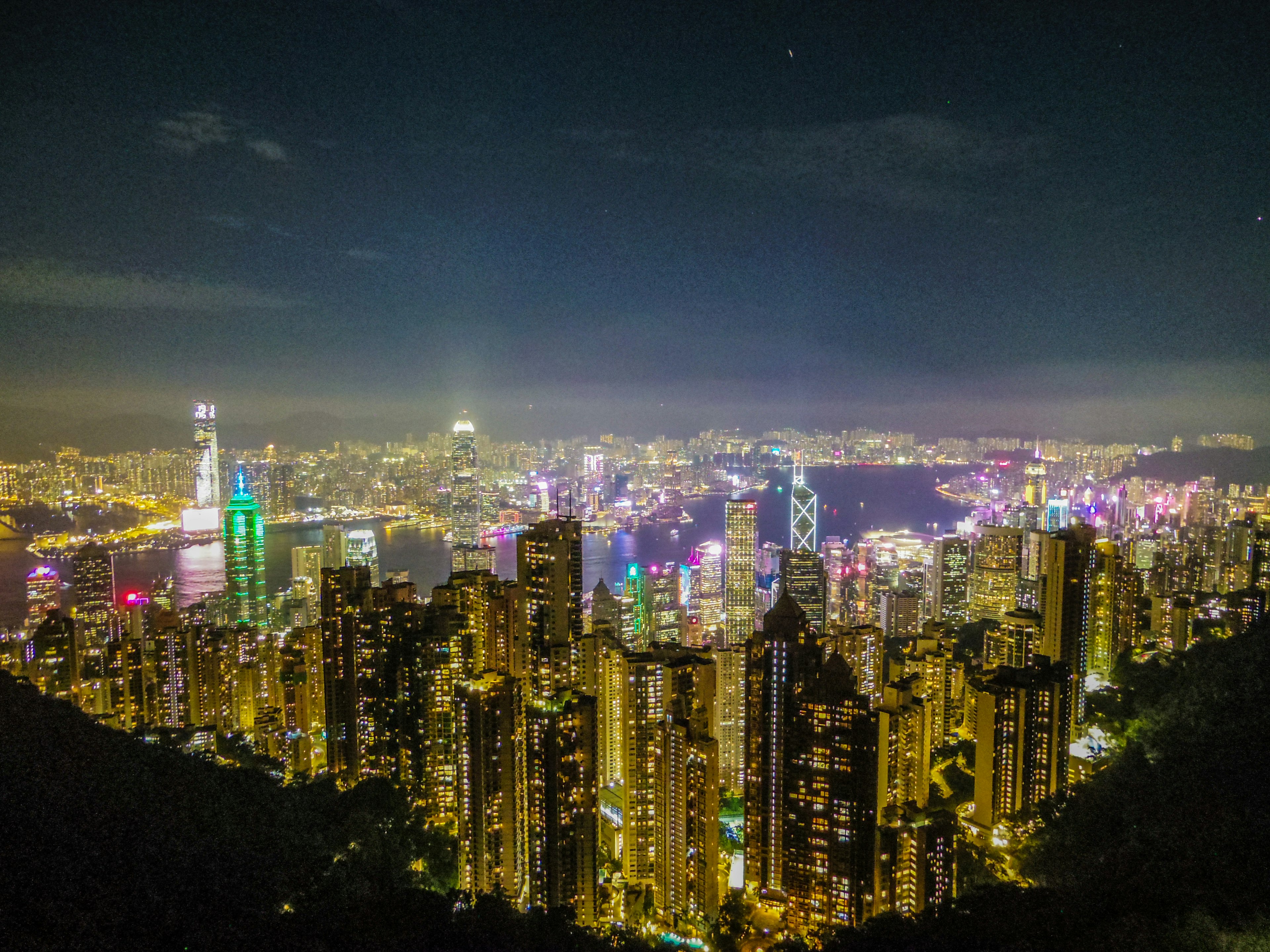 Pemandangan malam garis langit Hong Kong dengan lampu cerah