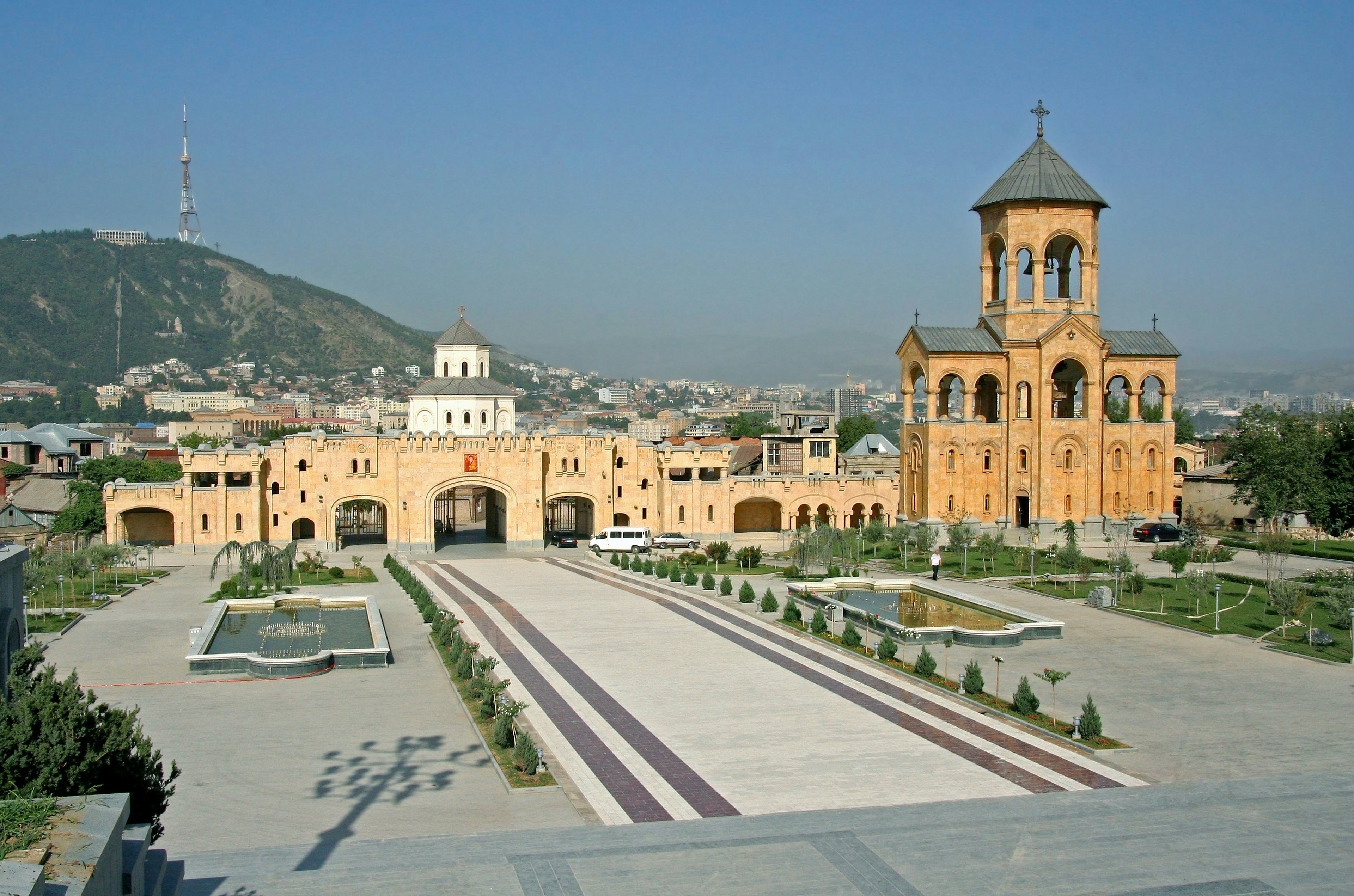 Vista panoramica di un edificio storico e di una piazza con giardini