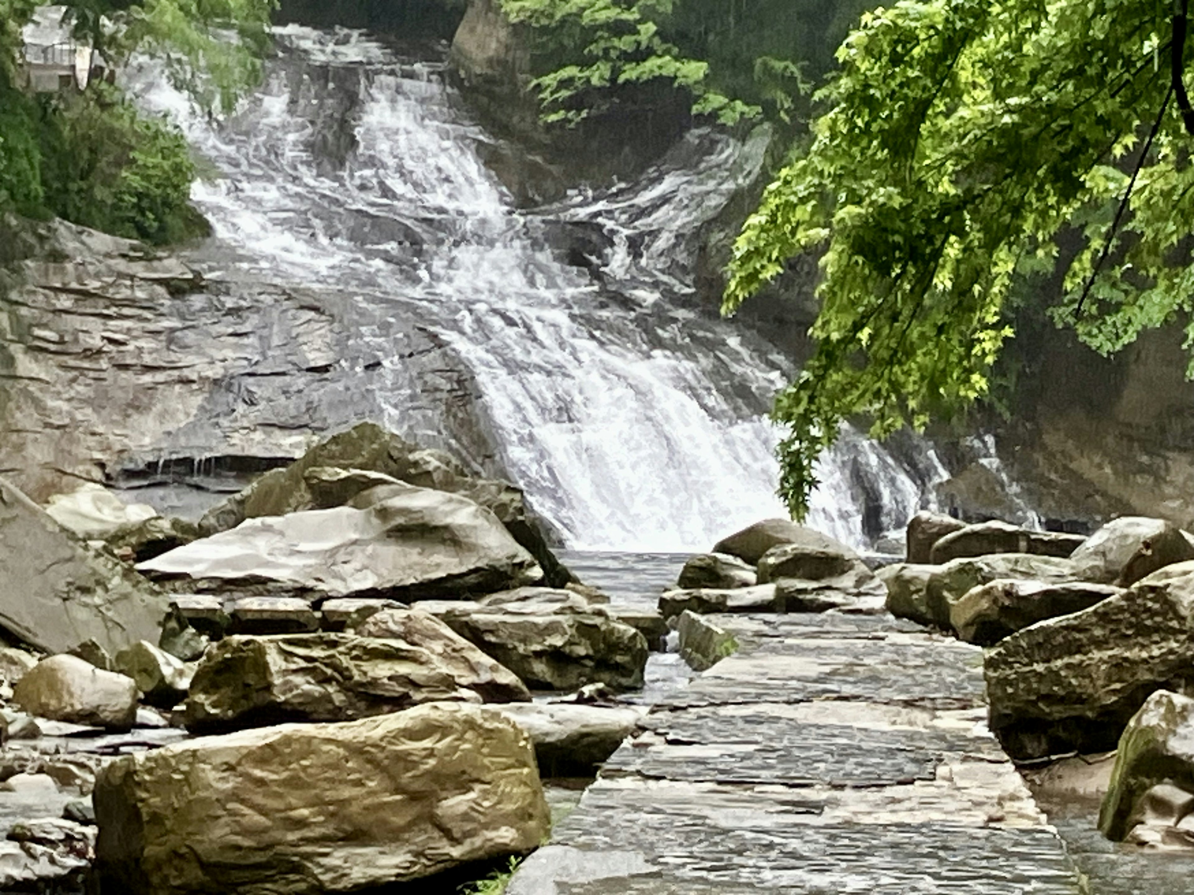 滝と大きな岩がある自然の風景