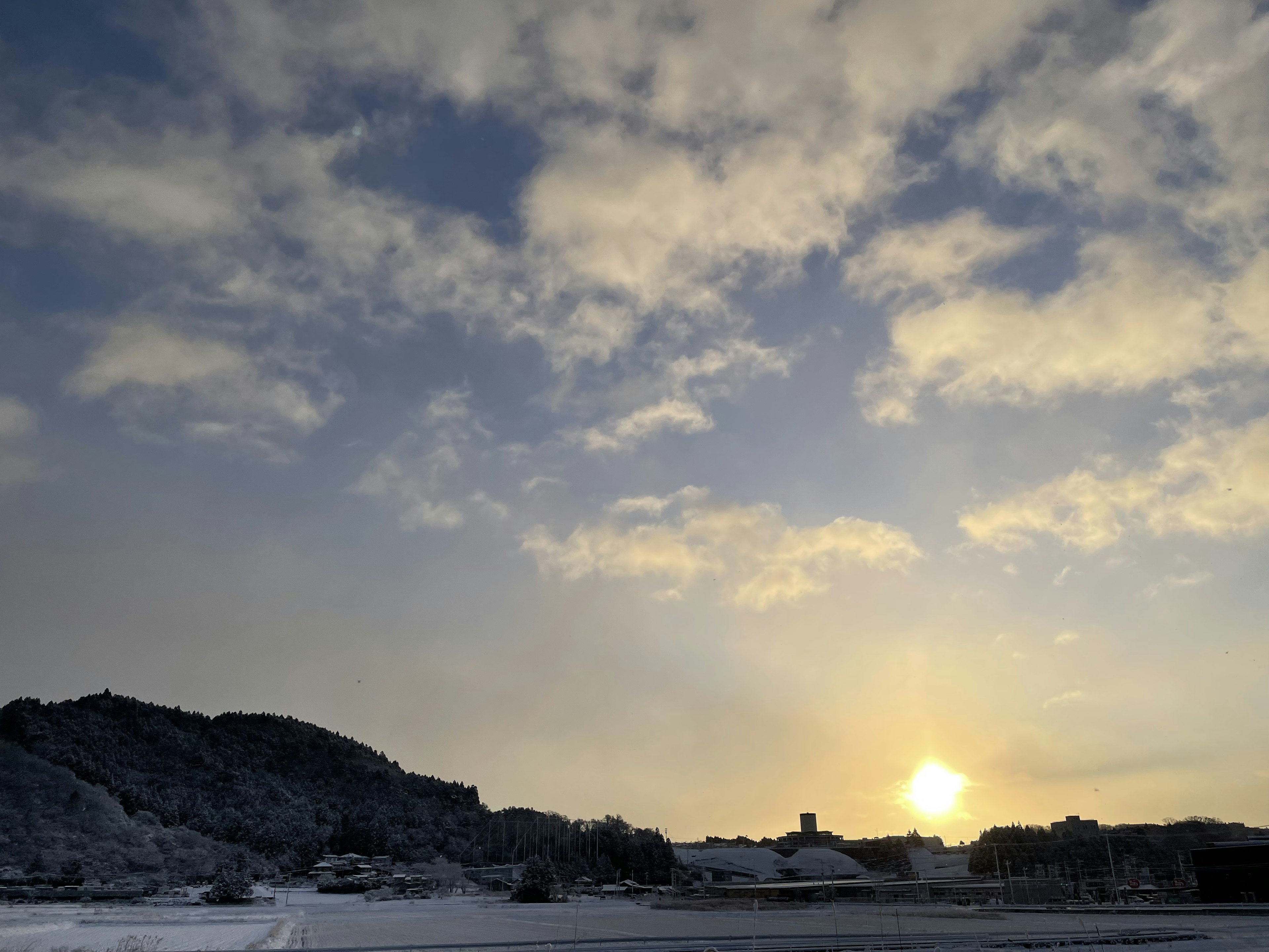 Paysage enneigé avec un beau coucher de soleil