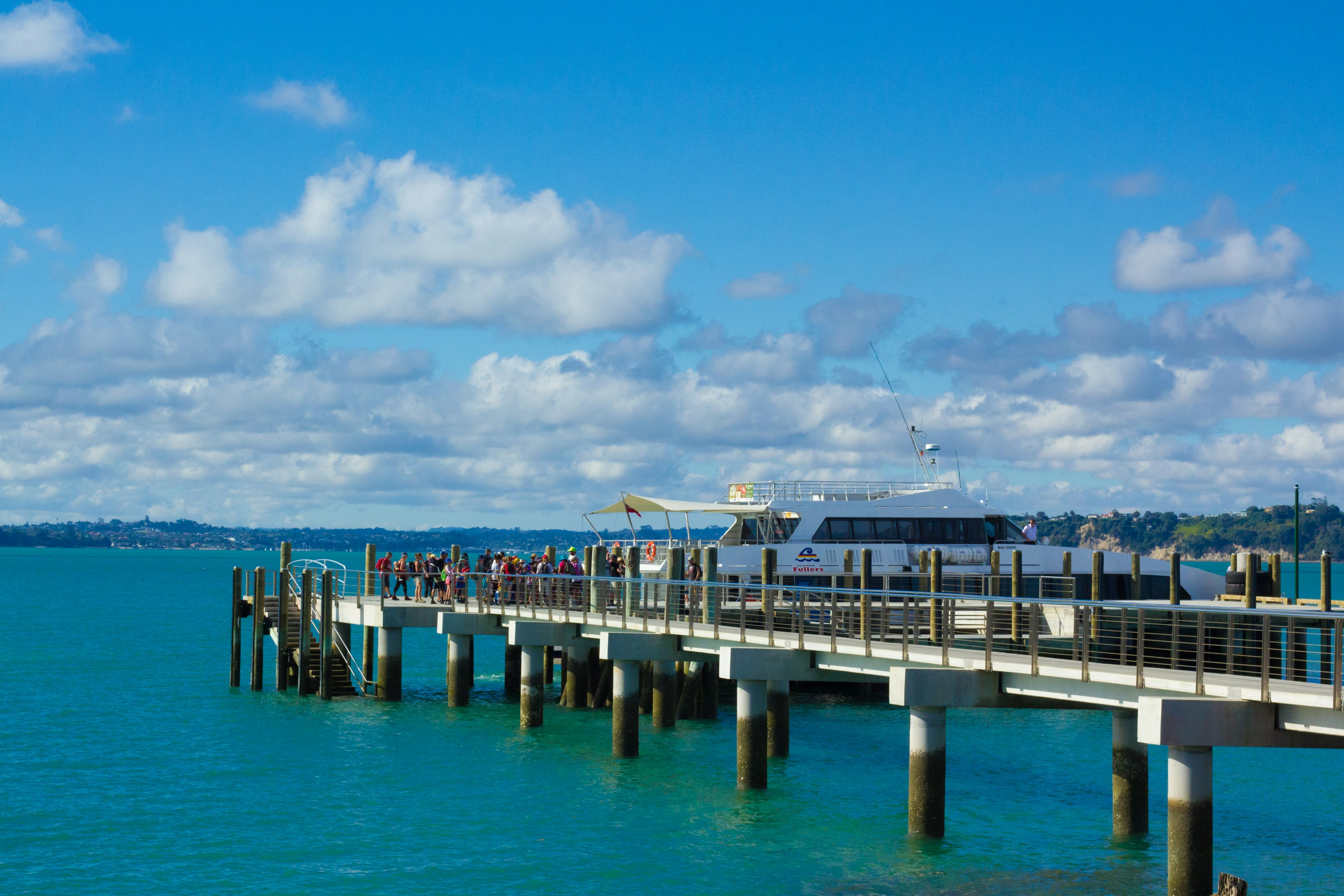 Muelle que se extiende en aguas turquesas bajo un cielo azul