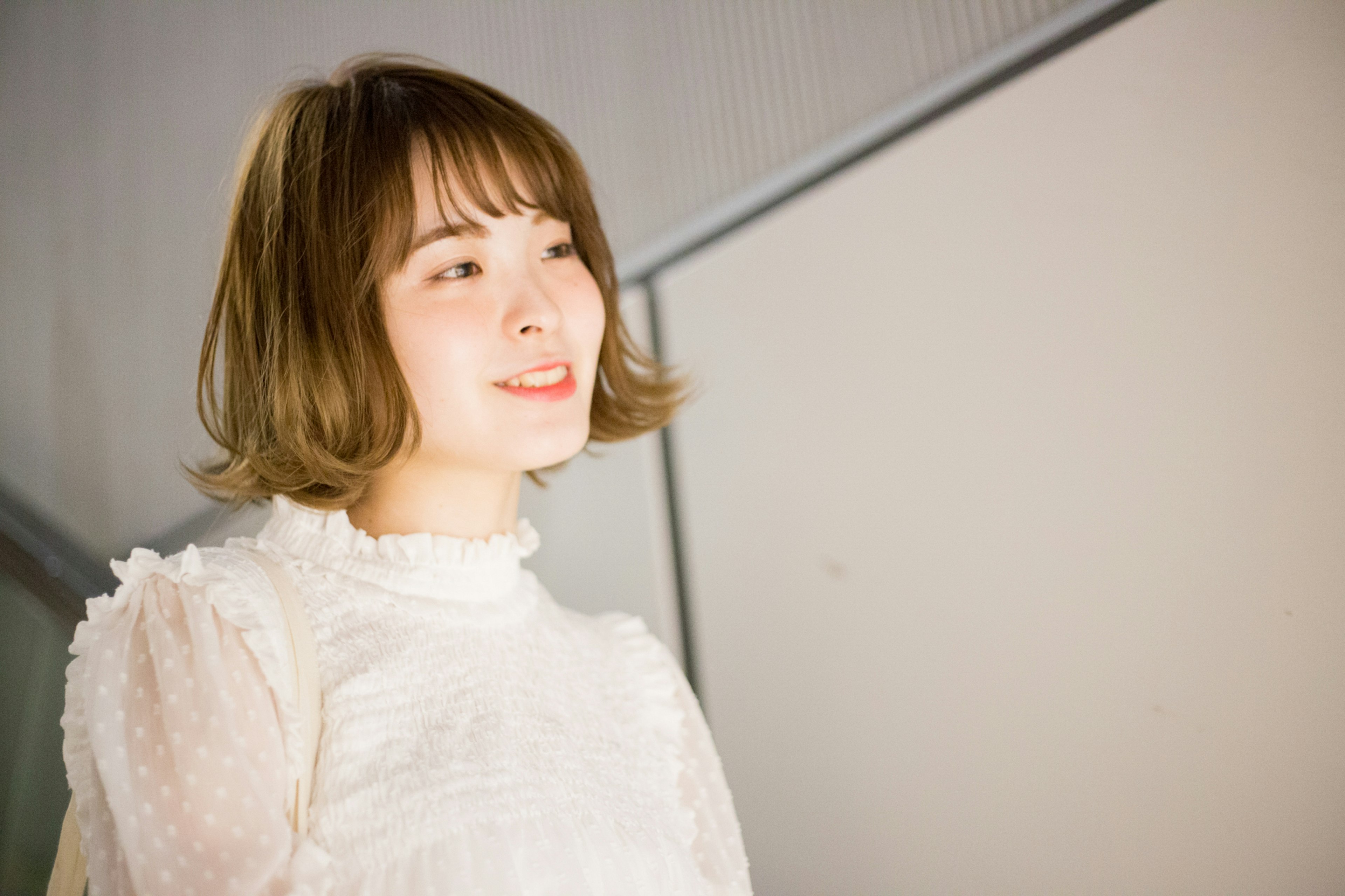 Portrait d'une femme souriante en blouse blanche