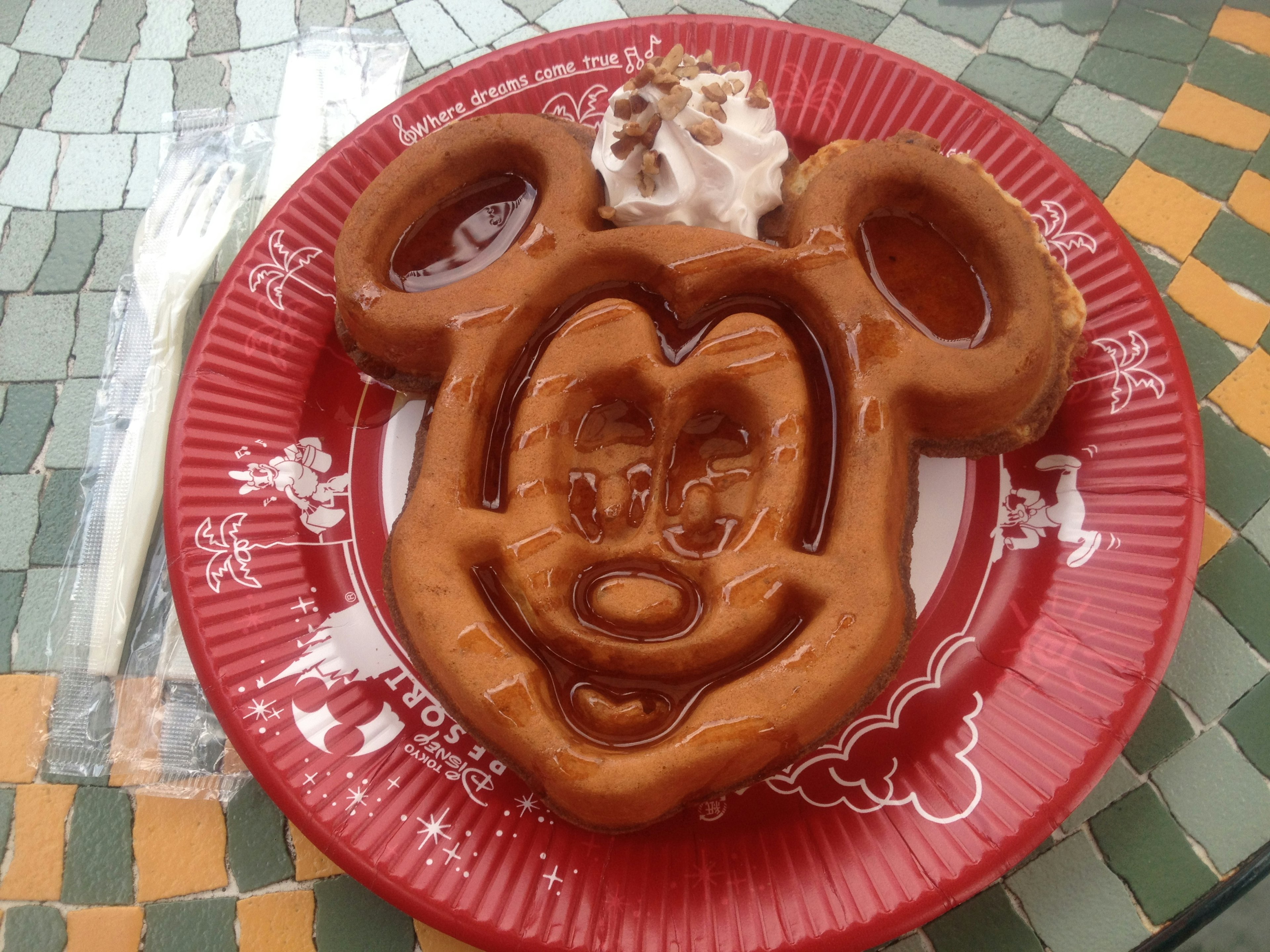 Mickey Mouse-förmige Waffel mit Schlagsahne