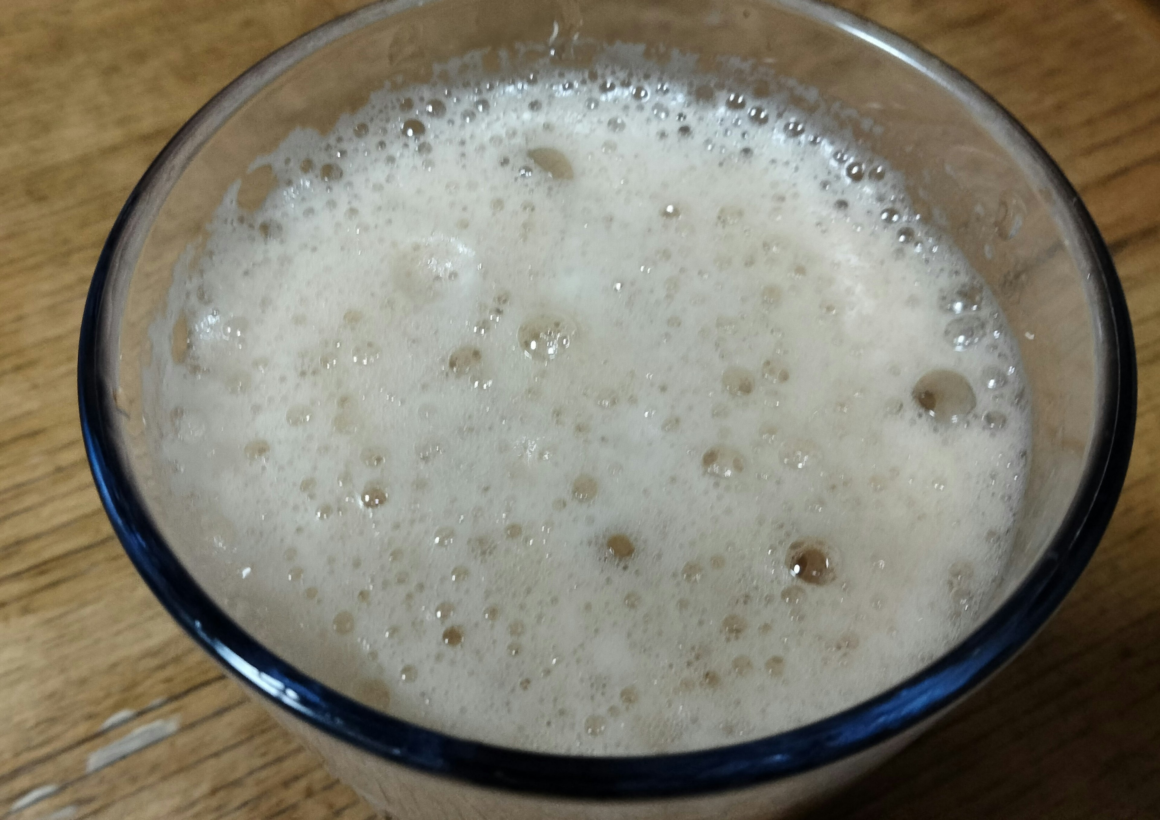 Minuman berbusa dalam gelas transparan