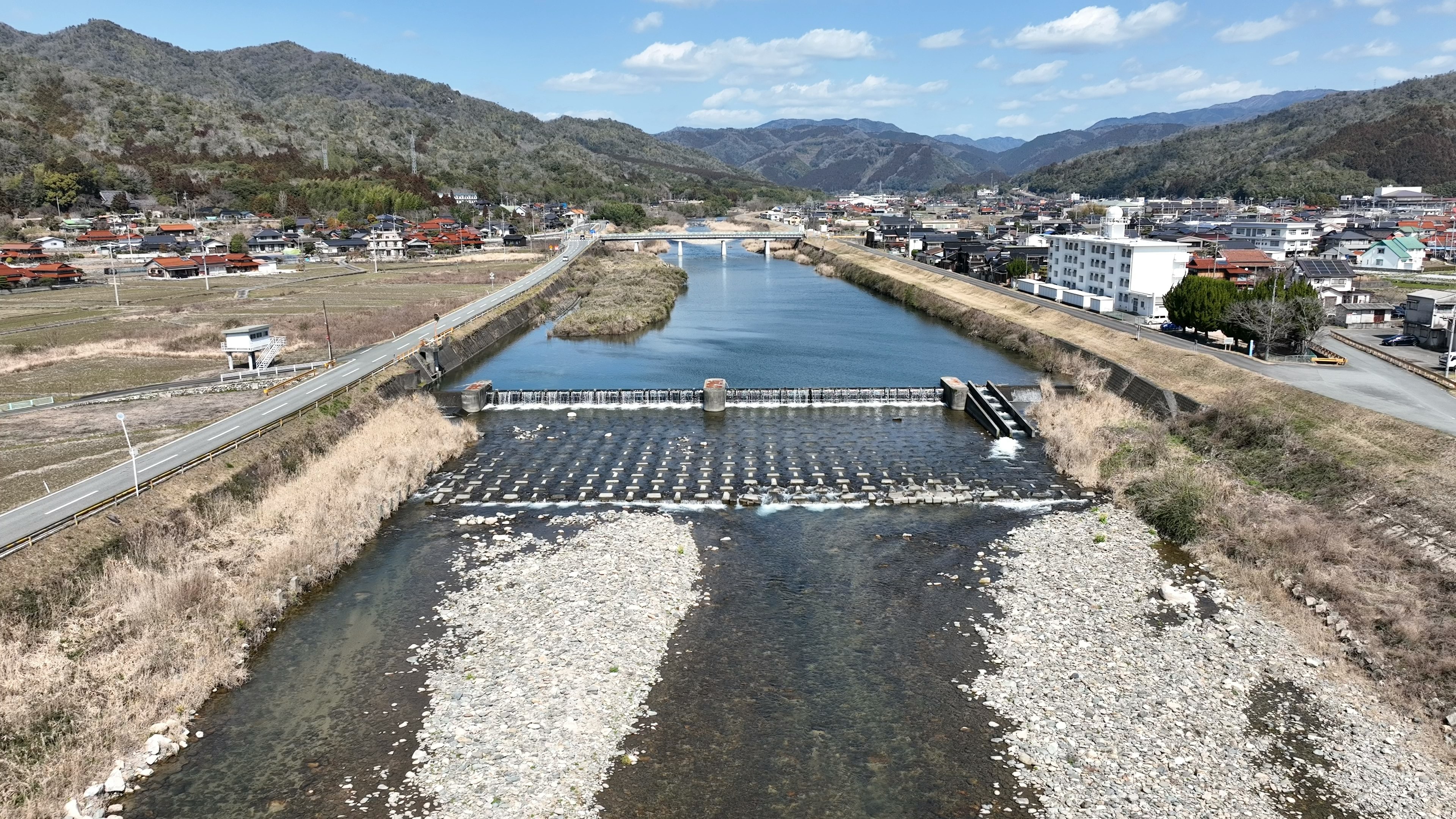 川とその周辺の風景を捉えた空からの眺め