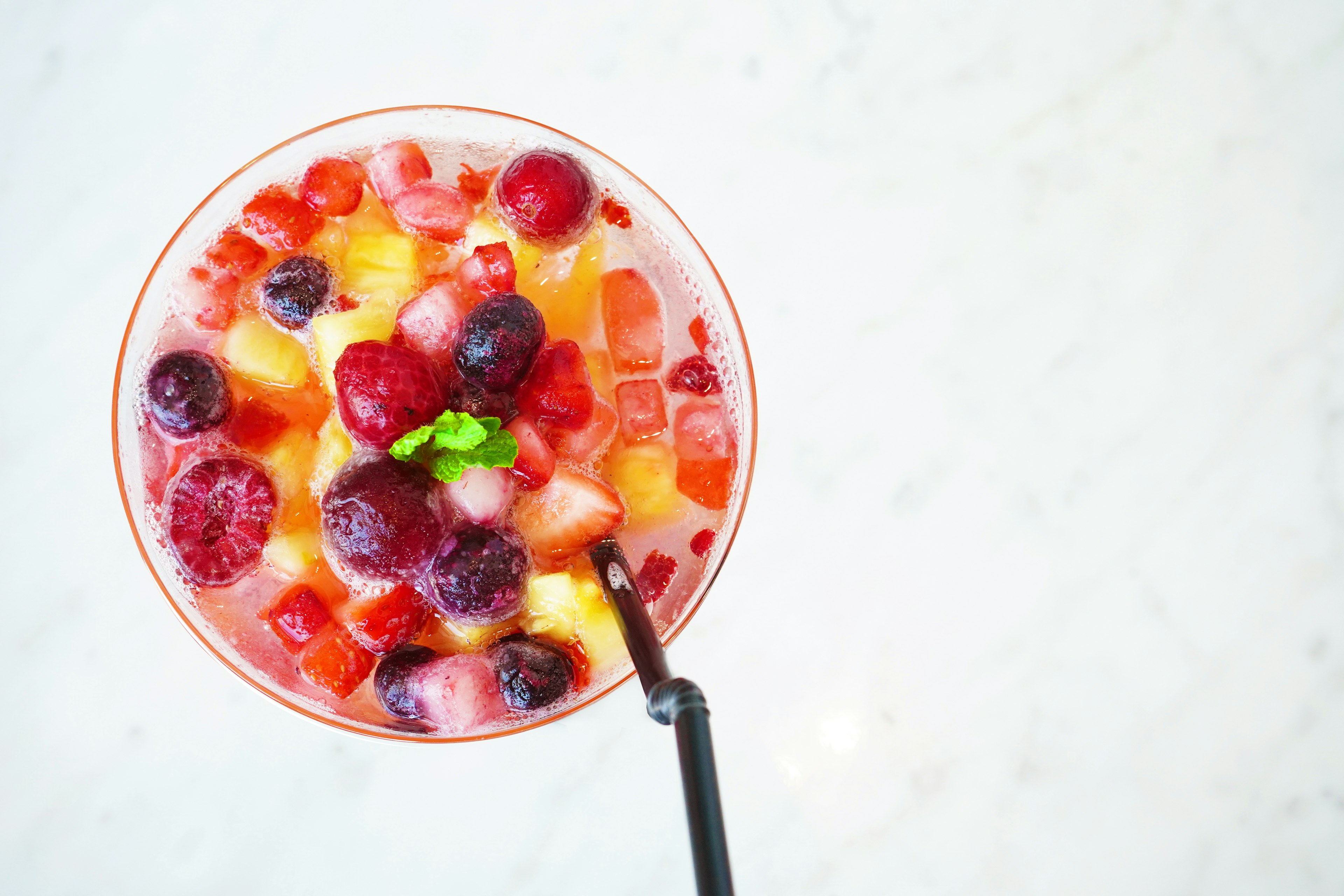 Vista dall'alto di un cocktail con frutta colorata