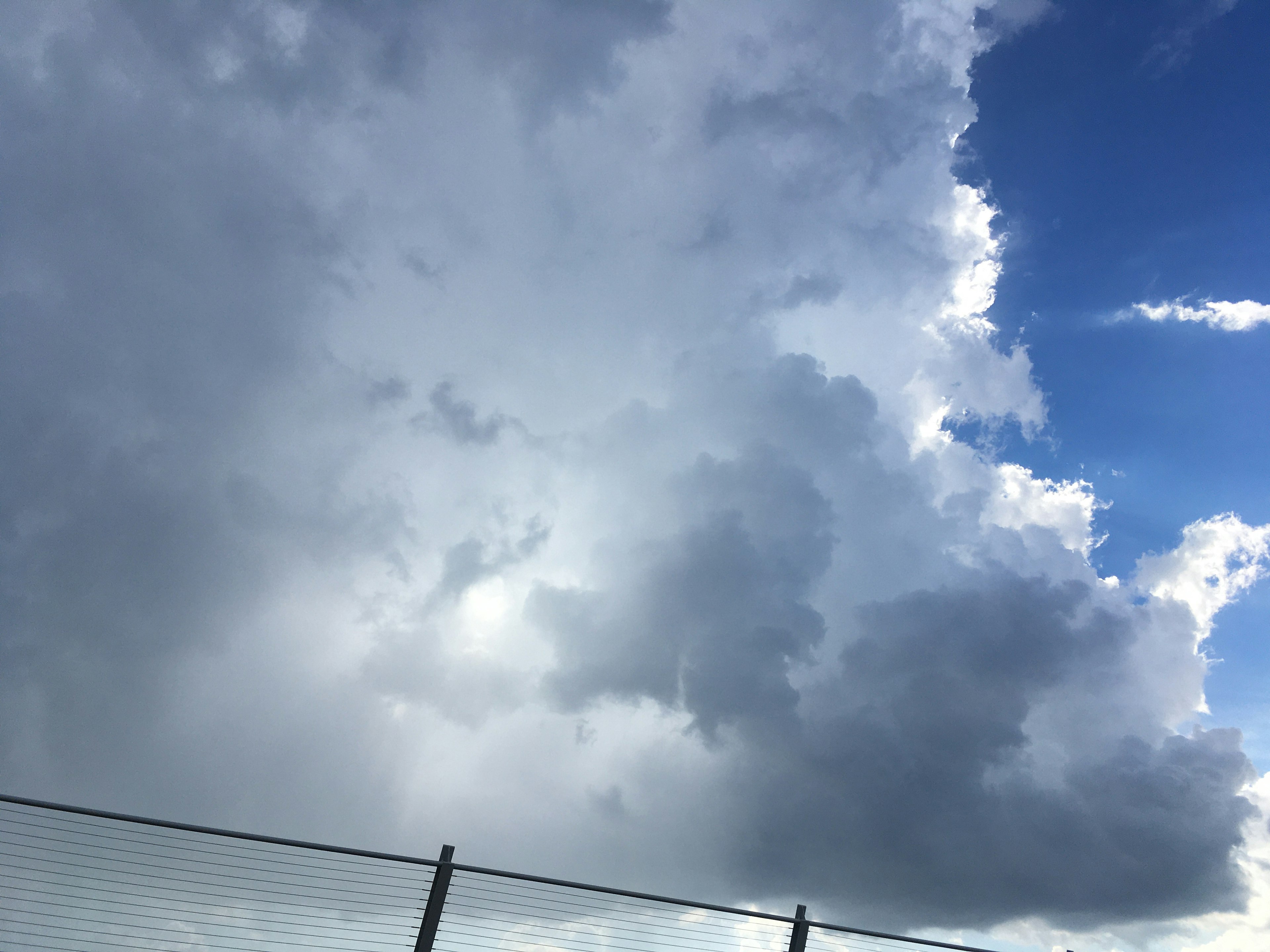 青空と雲が広がる景色