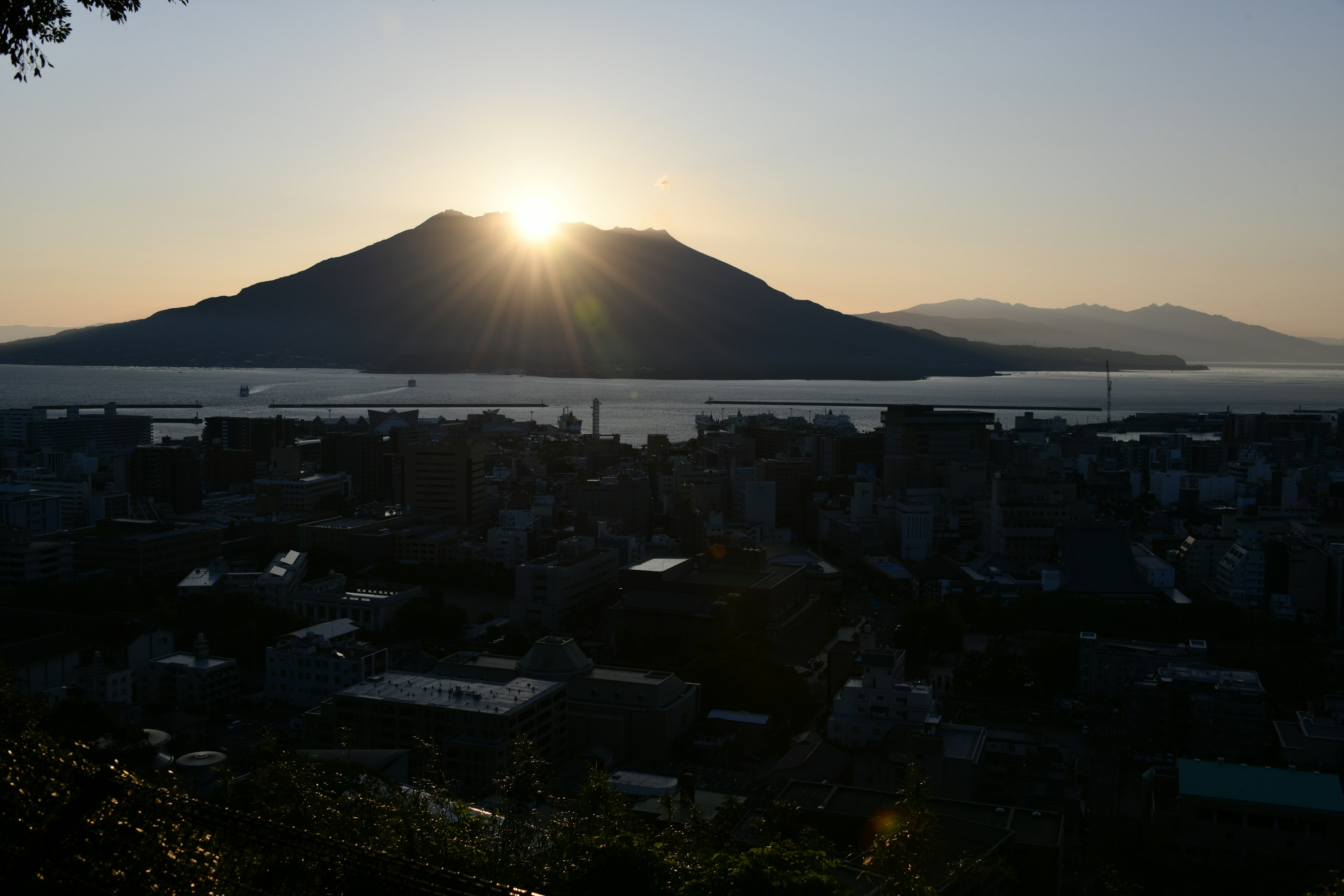 Alba dietro Sakurajima con una bella silhouette