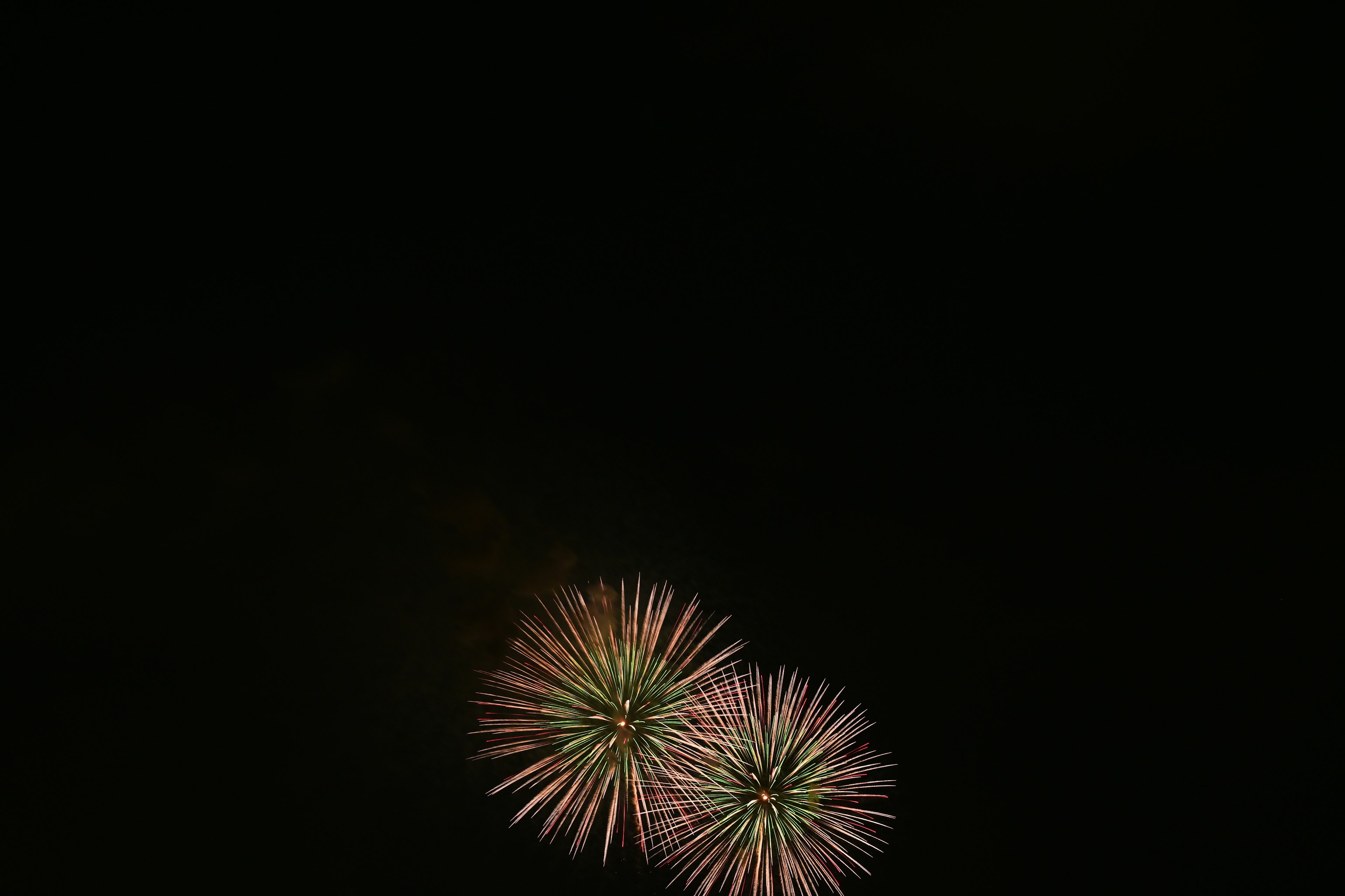 Fuegos artificiales coloridos estallando en el cielo nocturno creando explosiones vibrantes