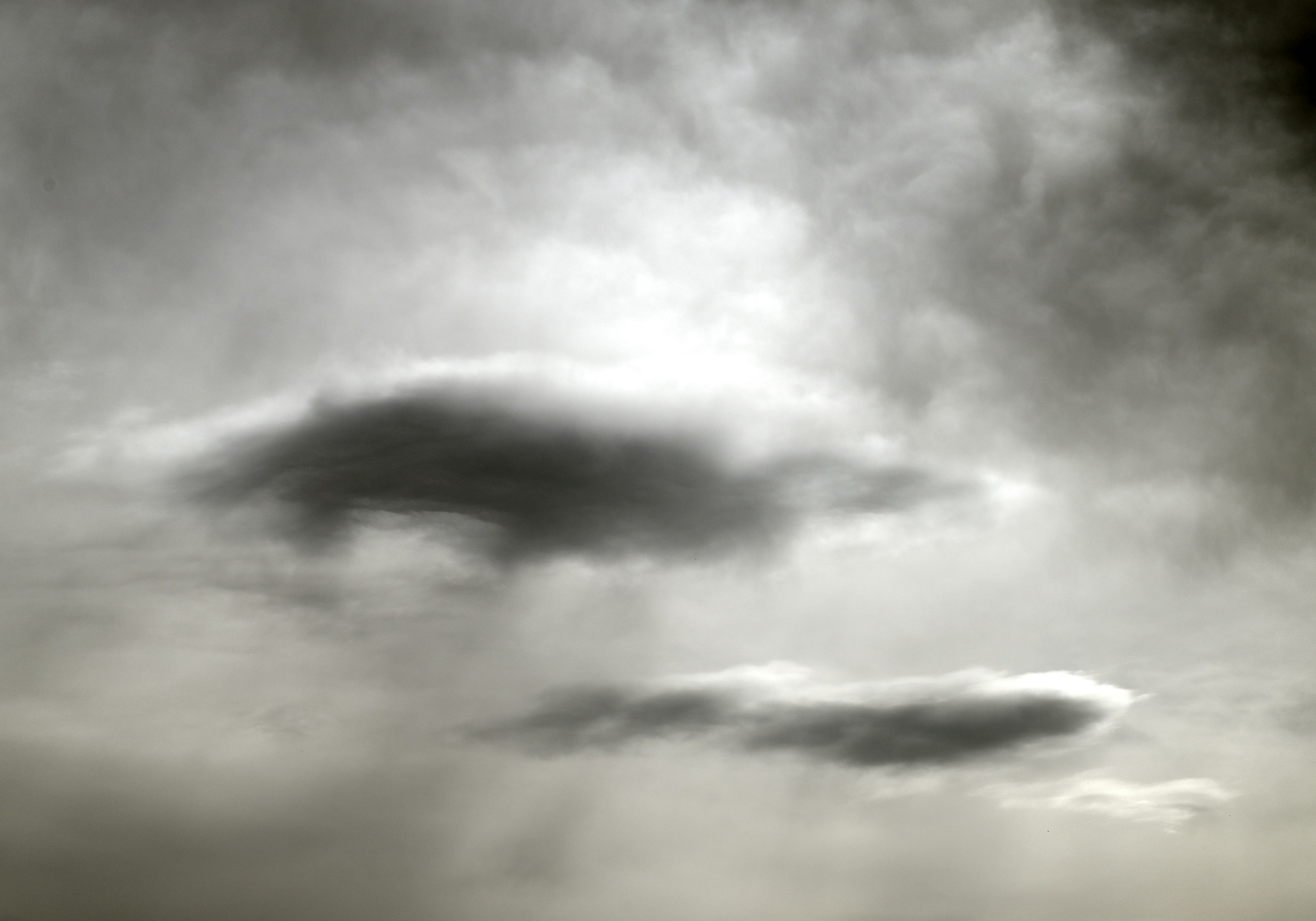 Silhouettes de deux nuages flottant dans un ciel nuageux