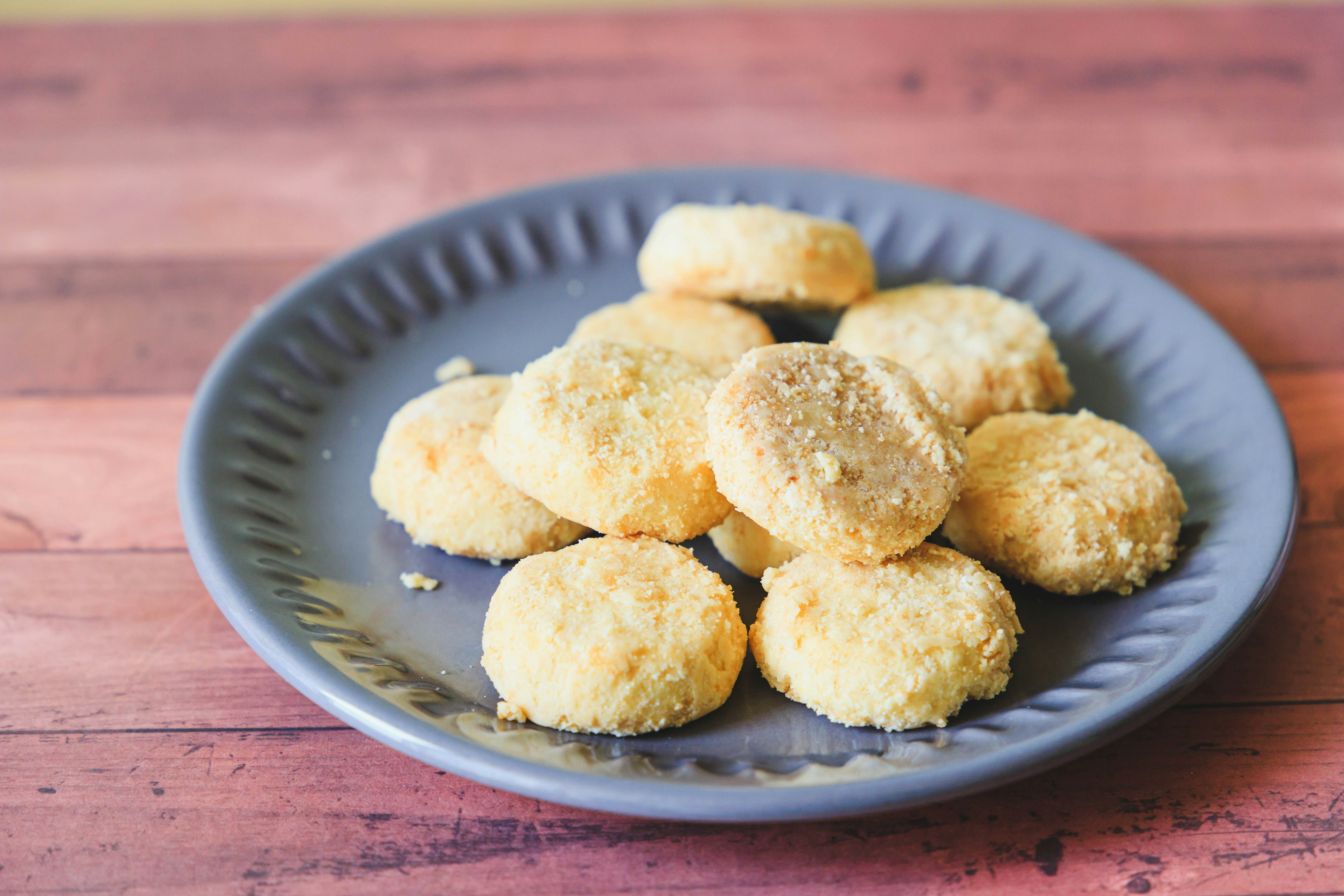 Kue yang disusun di atas piring abu-abu