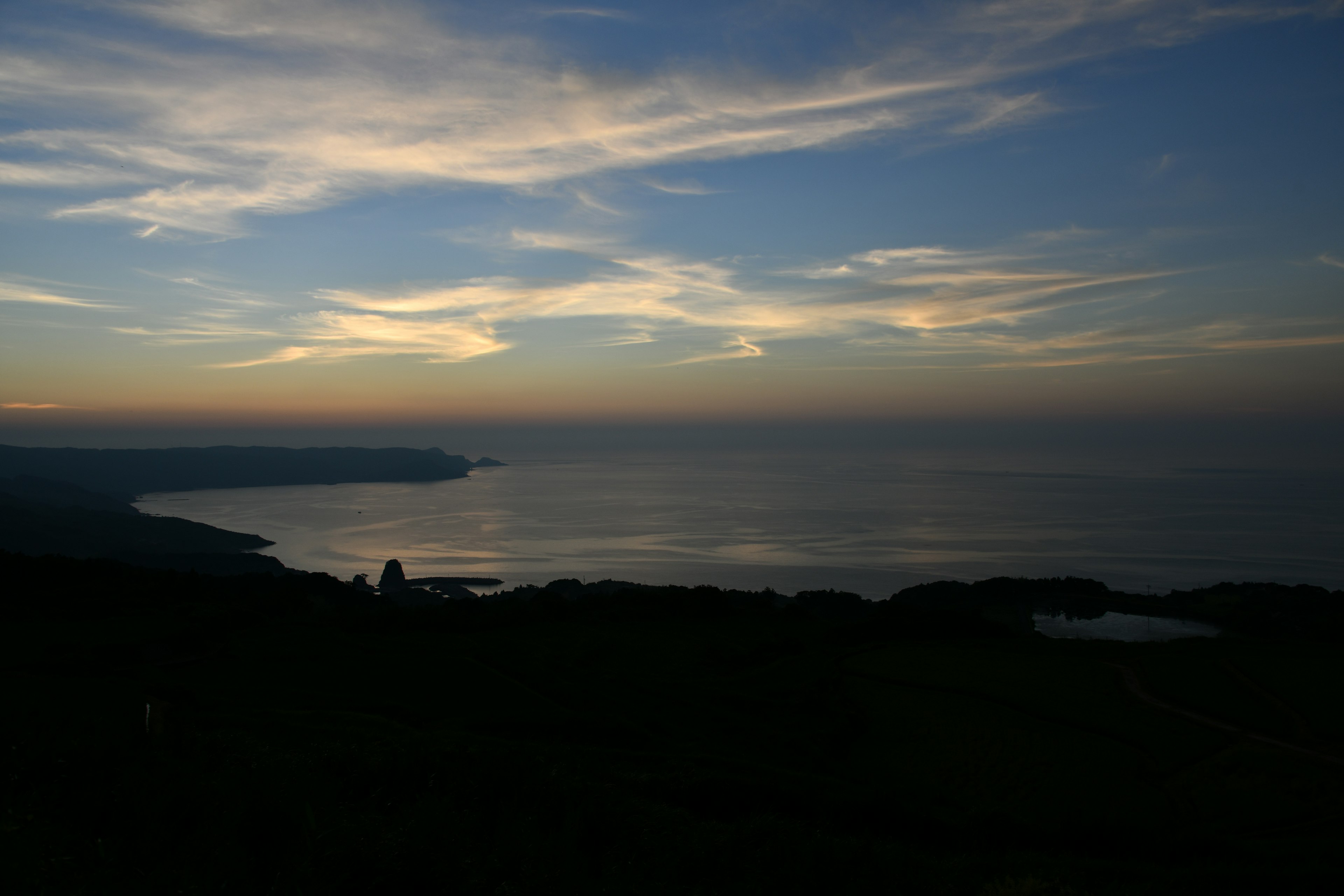 Vista panoramica della costa al crepuscolo con un cielo colorato