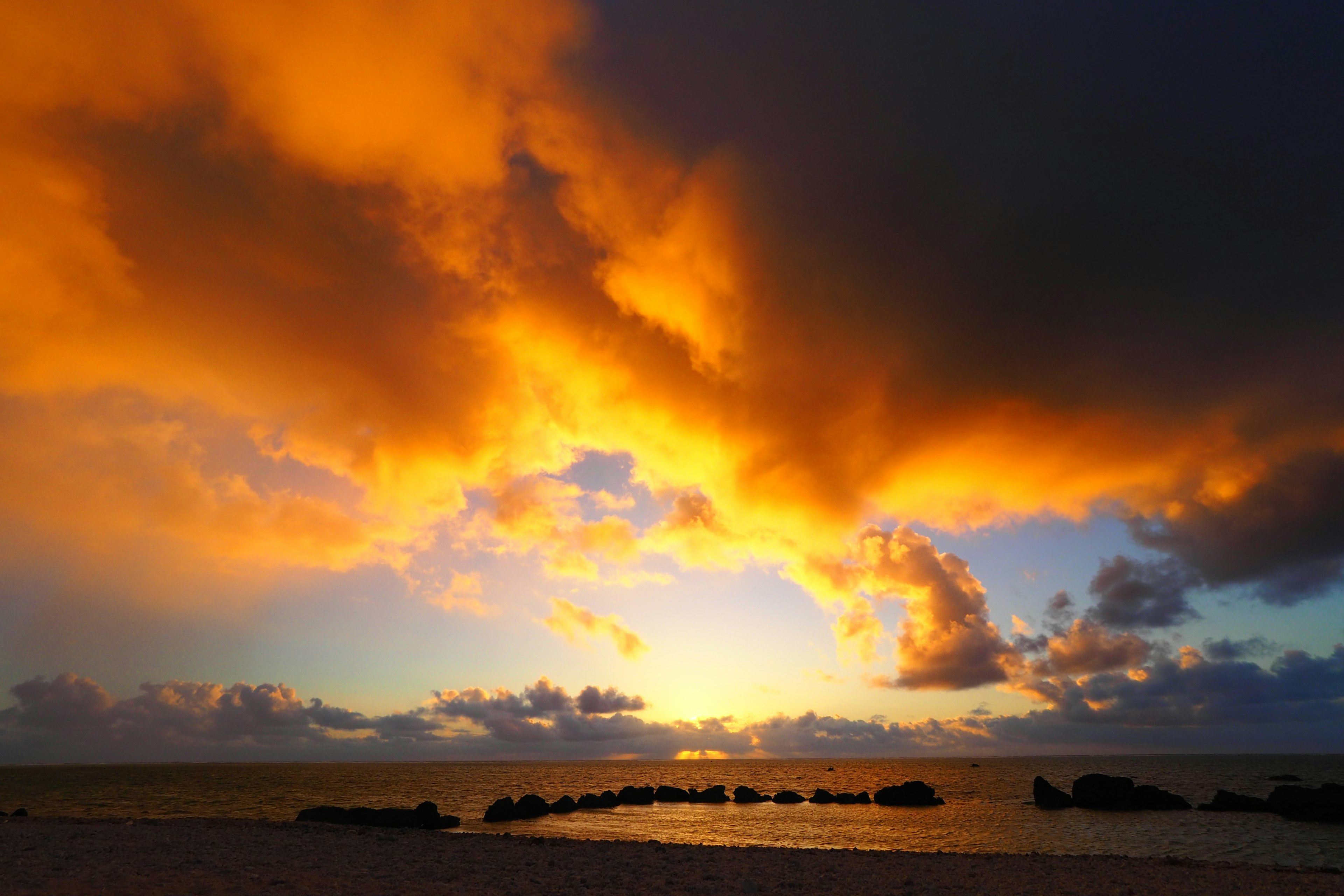 壯觀的海景，夕陽下的橙色和藍色雲彩