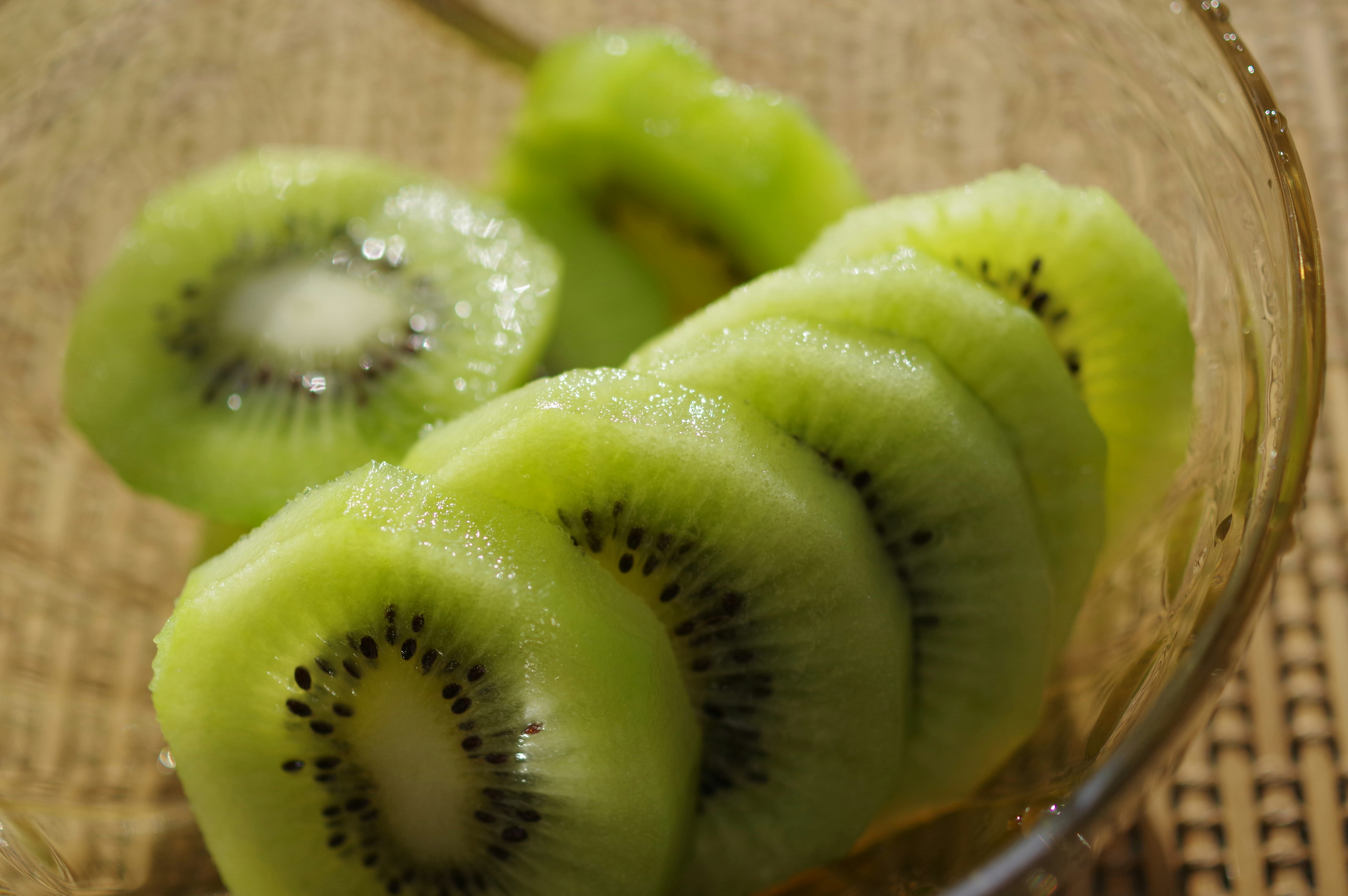 Kiwi affettato disposto in una ciotola