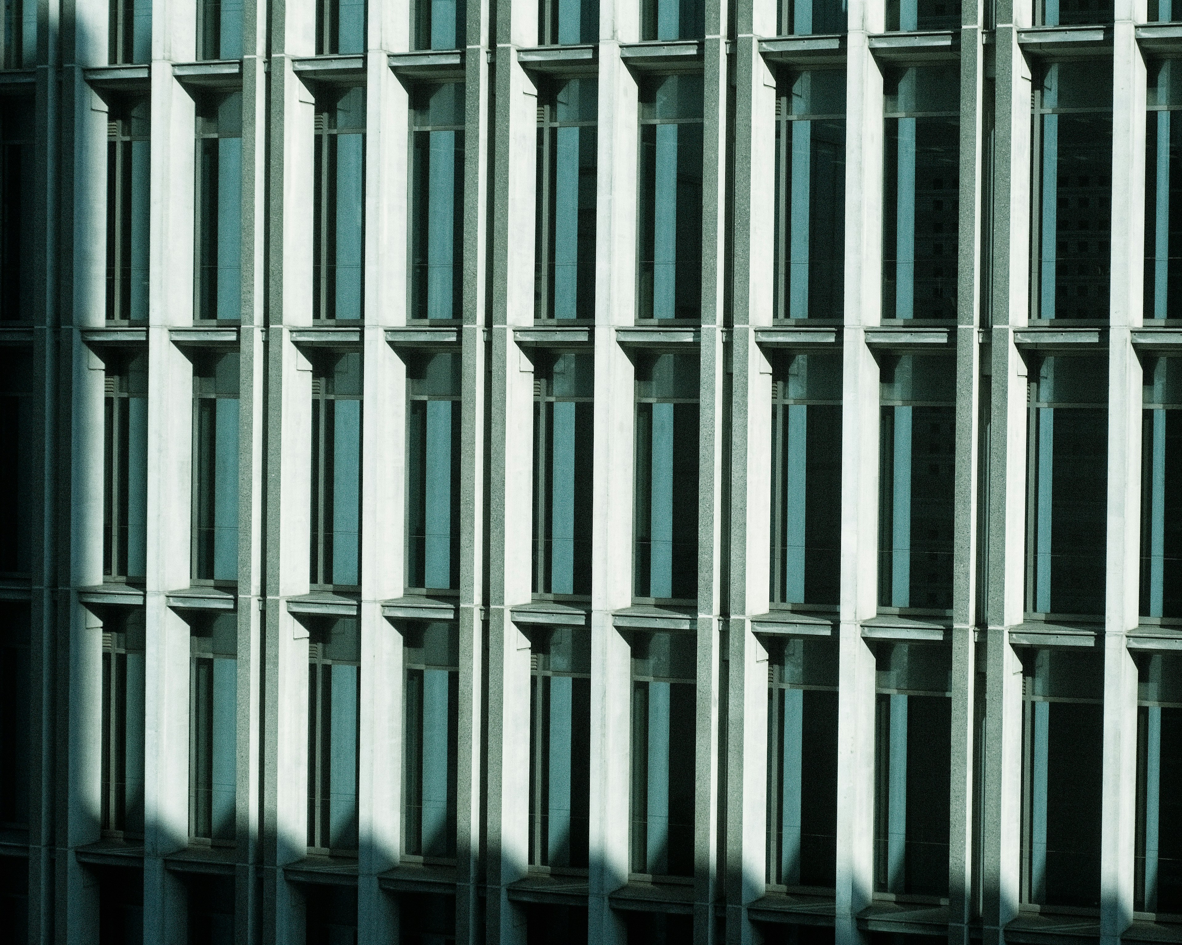 Fachada de edificio moderno con patrones de ventanas lineales