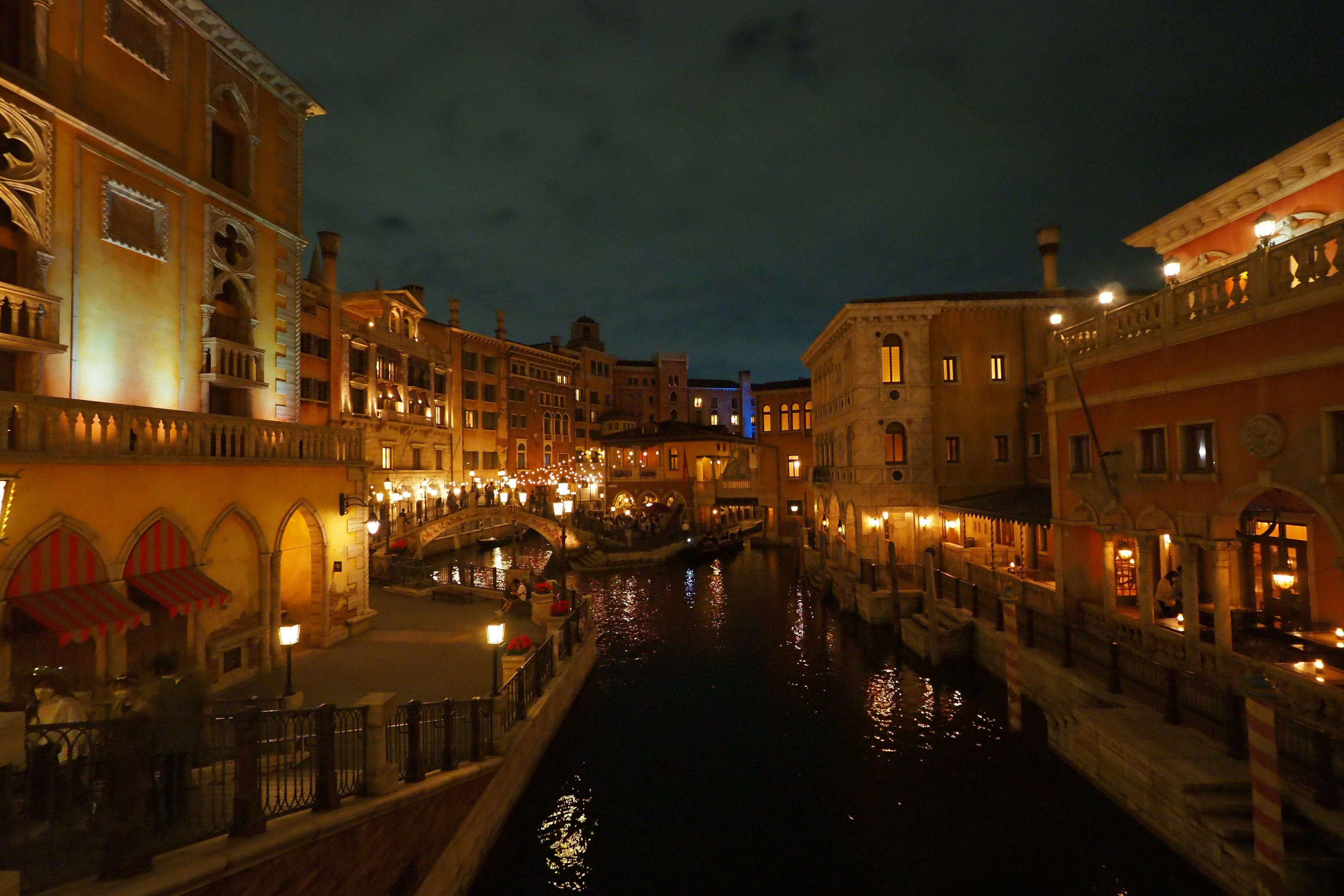 Escena encantadora del canal con edificios iluminados por la noche