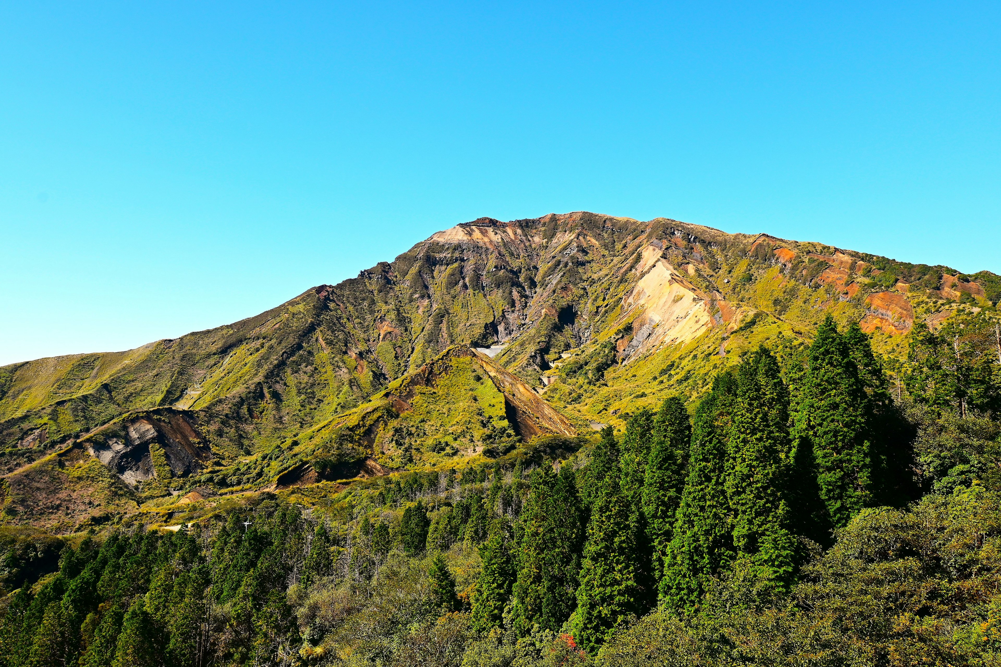 美しい緑の山と青い空の風景