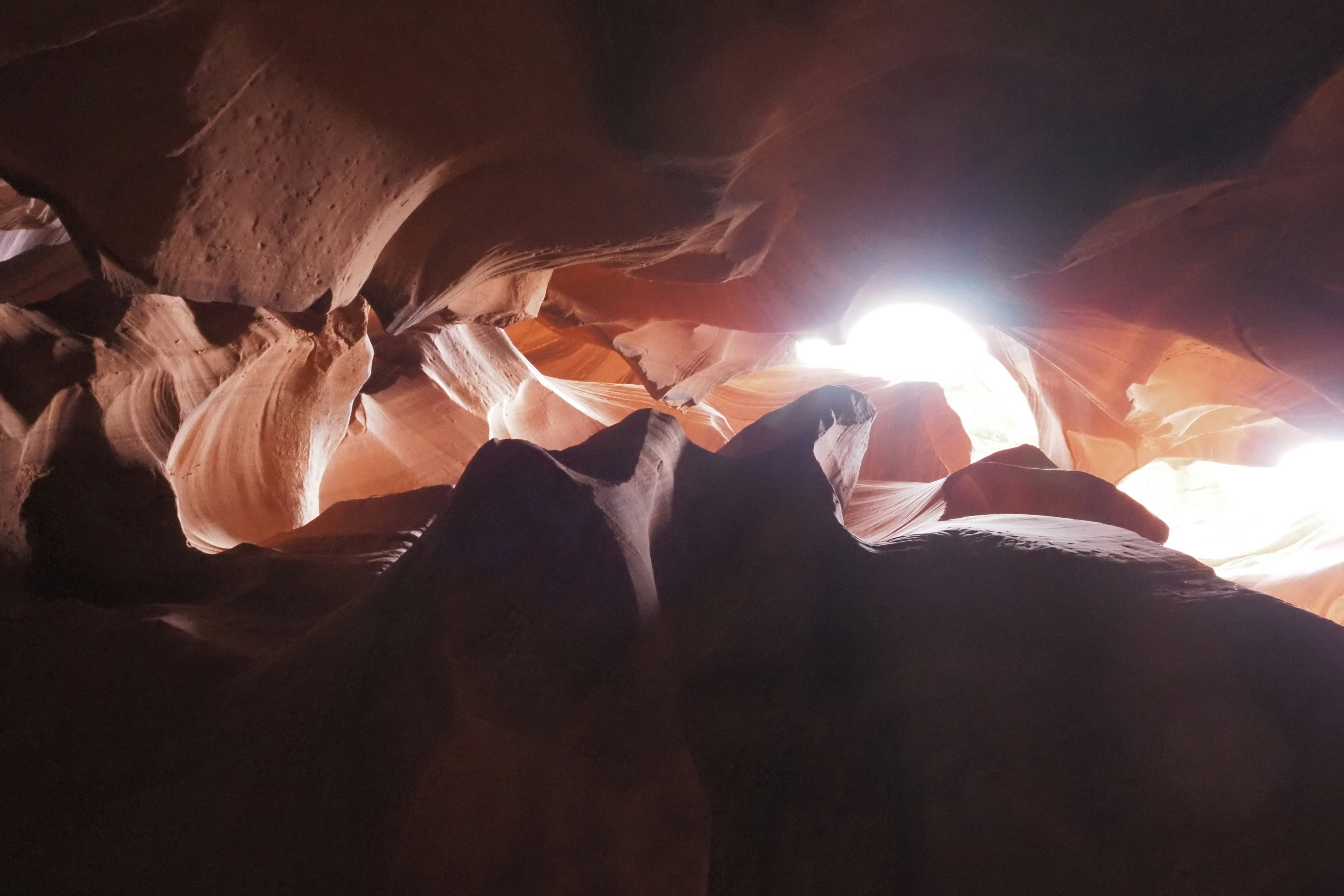 Vue de l'intérieur du canyon Antelope montrant des formations rocheuses complexes et des rayons de lumière