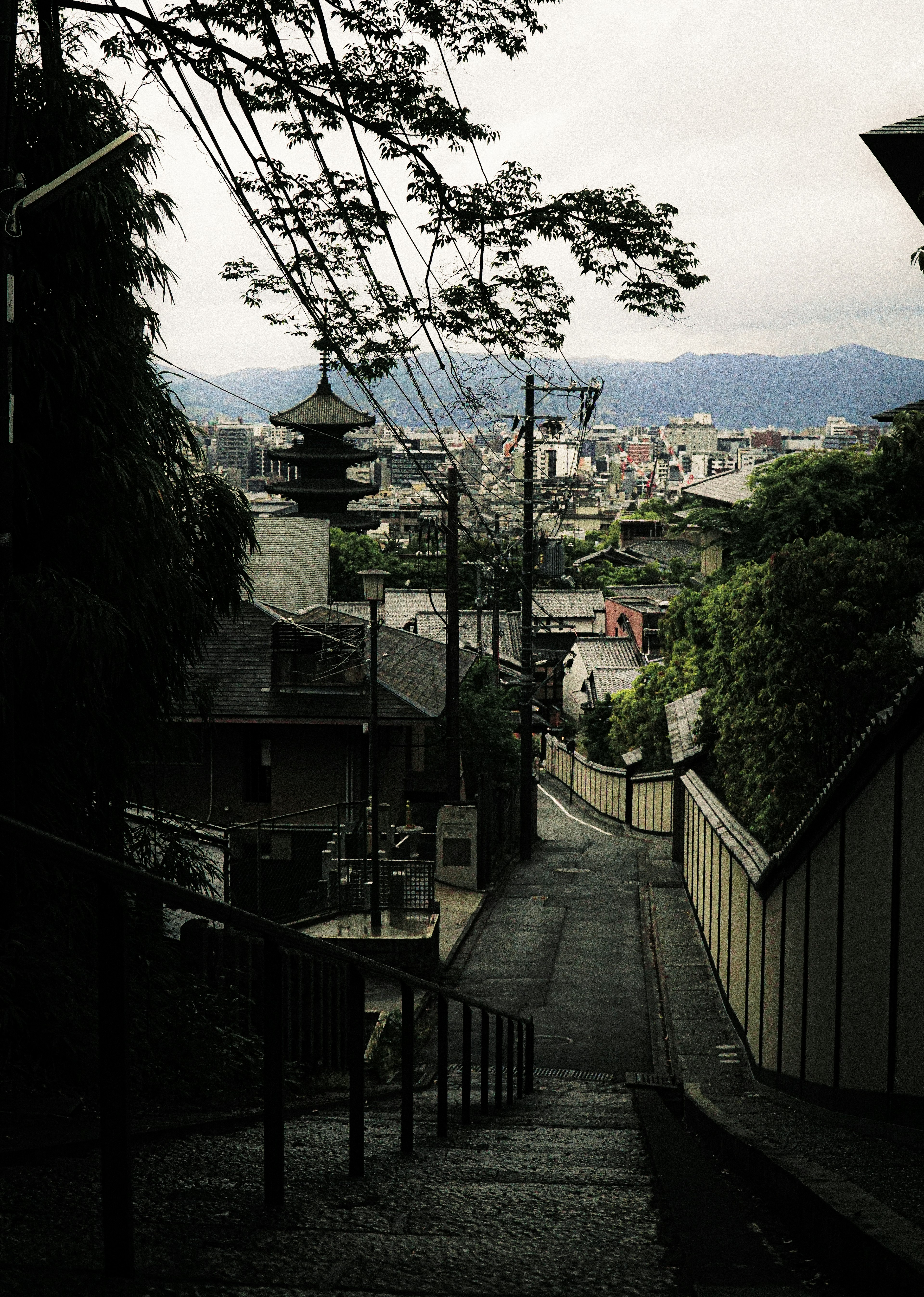 静かな坂道が街を見下ろす風景と古い建物