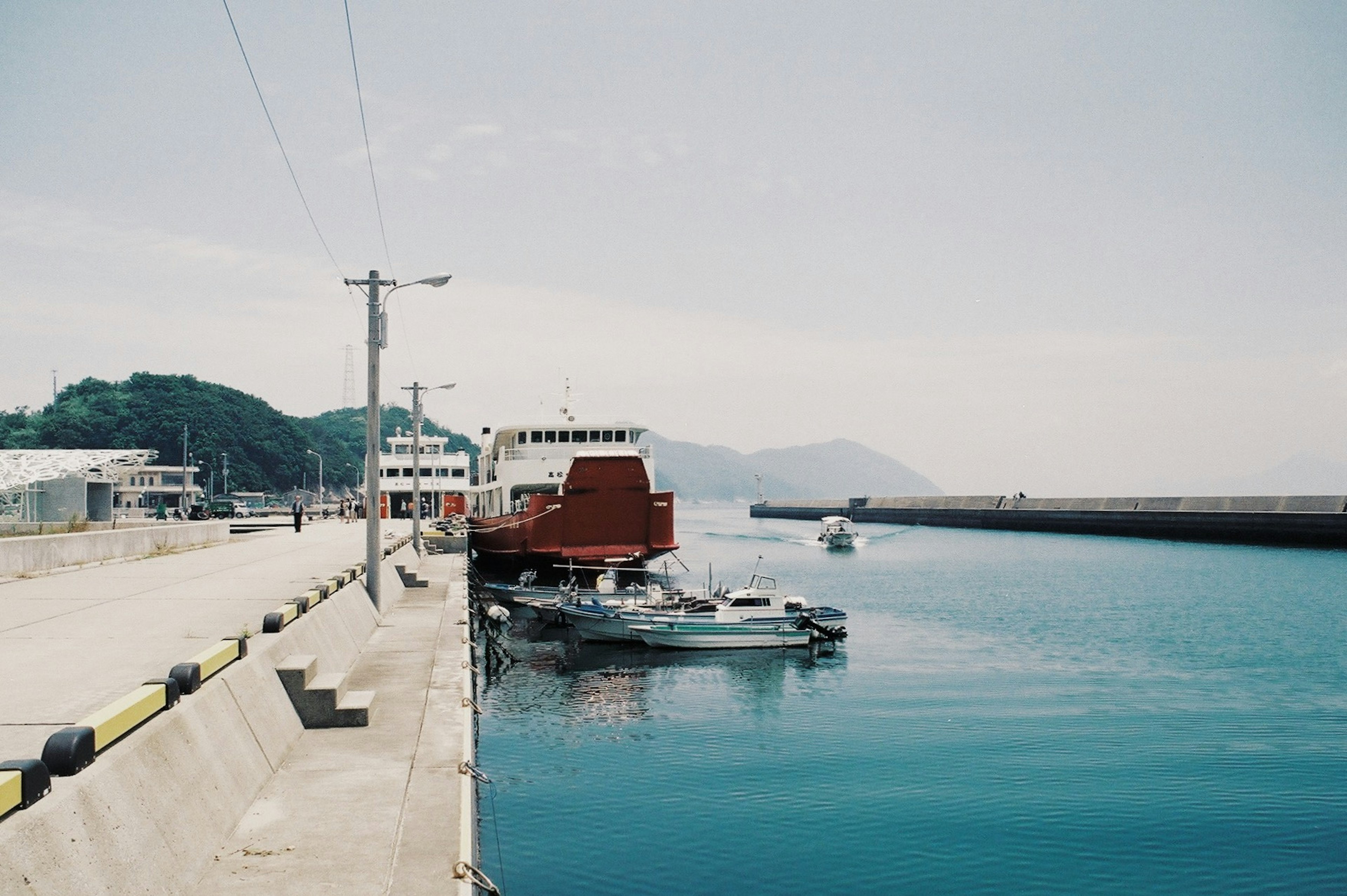 Vista de barcos atracados en un puerto con aguas tranquilas