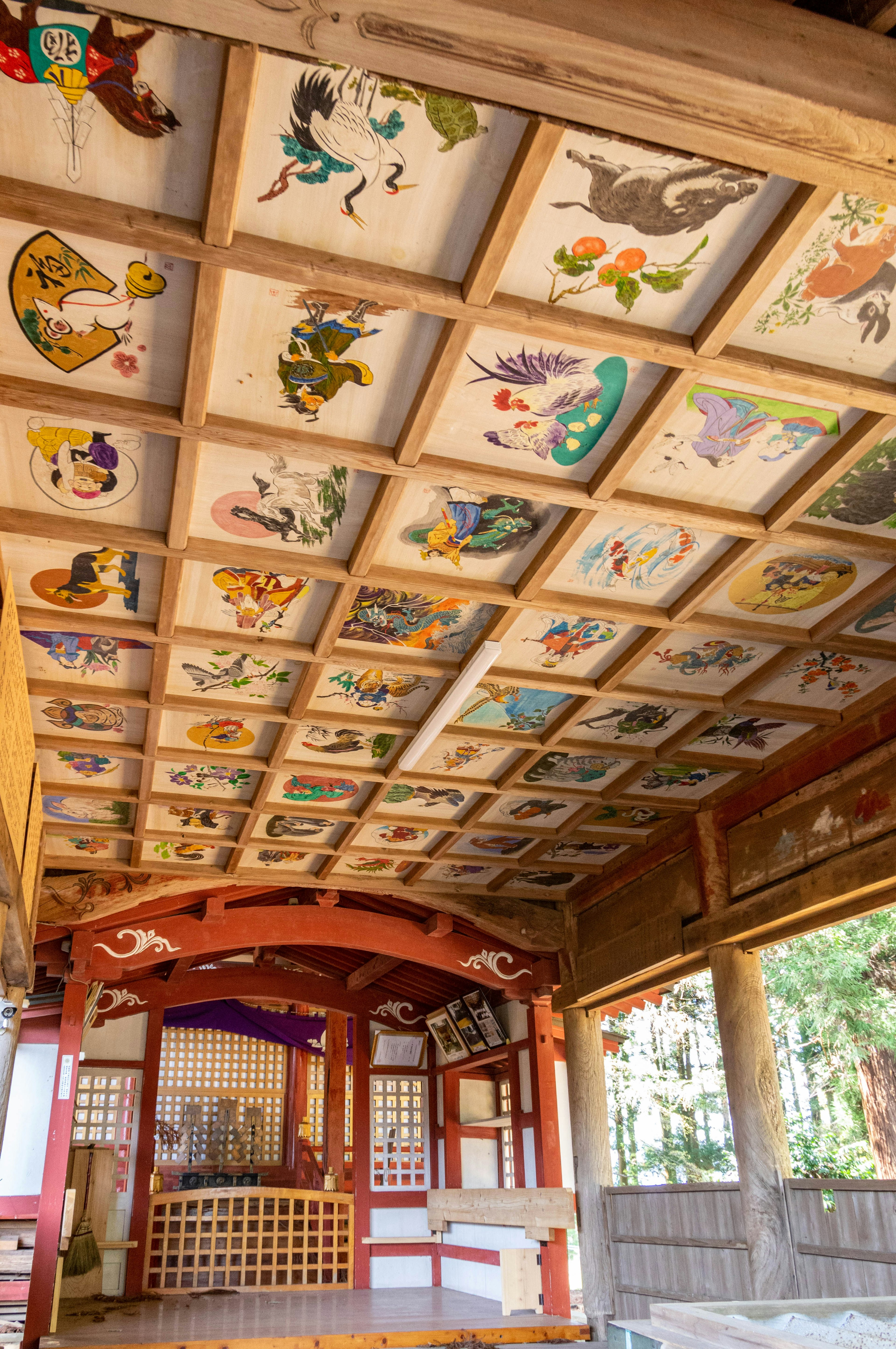 Edificio japonés tradicional con un techo pintado de animales coloridos