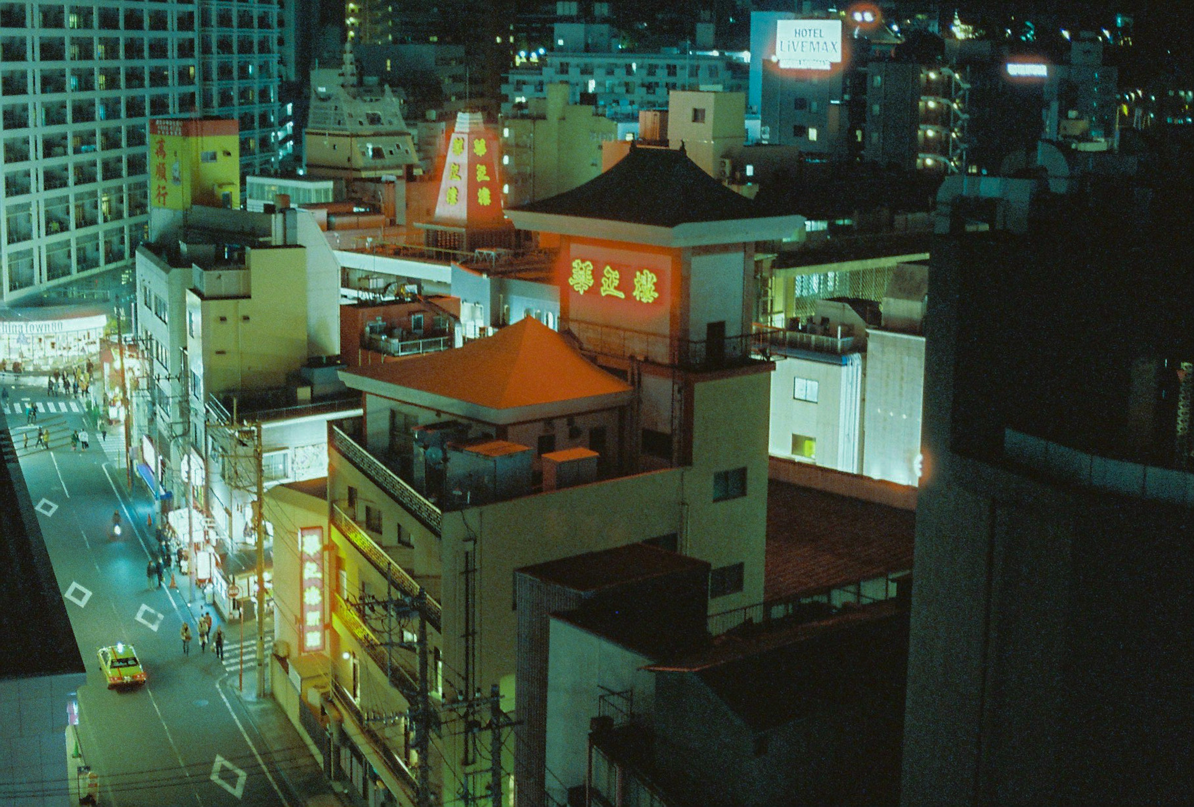 Paysage urbain nocturne avec des bâtiments à toit rouge