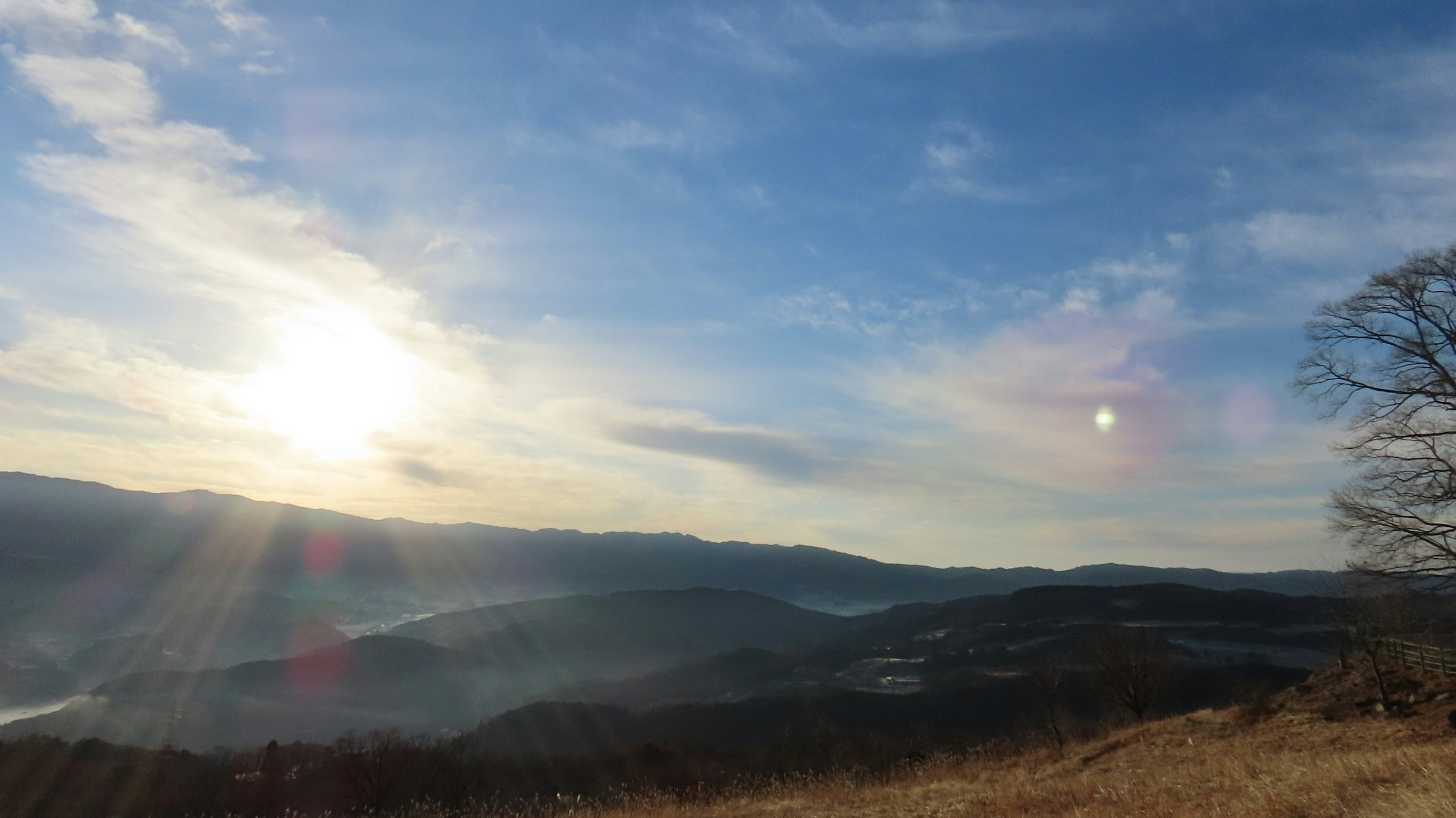 아름다운 산과 광활한 하늘 풍경 태양이 빛나고 구름이 있는