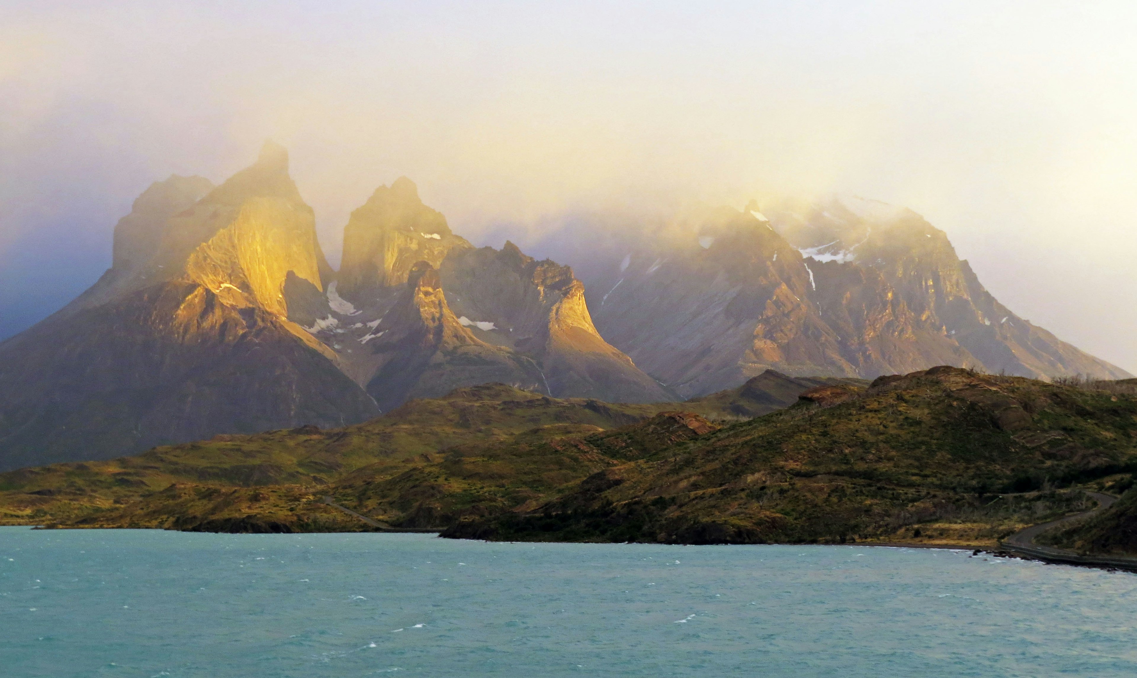 Pemandangan megah pegunungan dan danau di Taman Nasional Torres del Paine