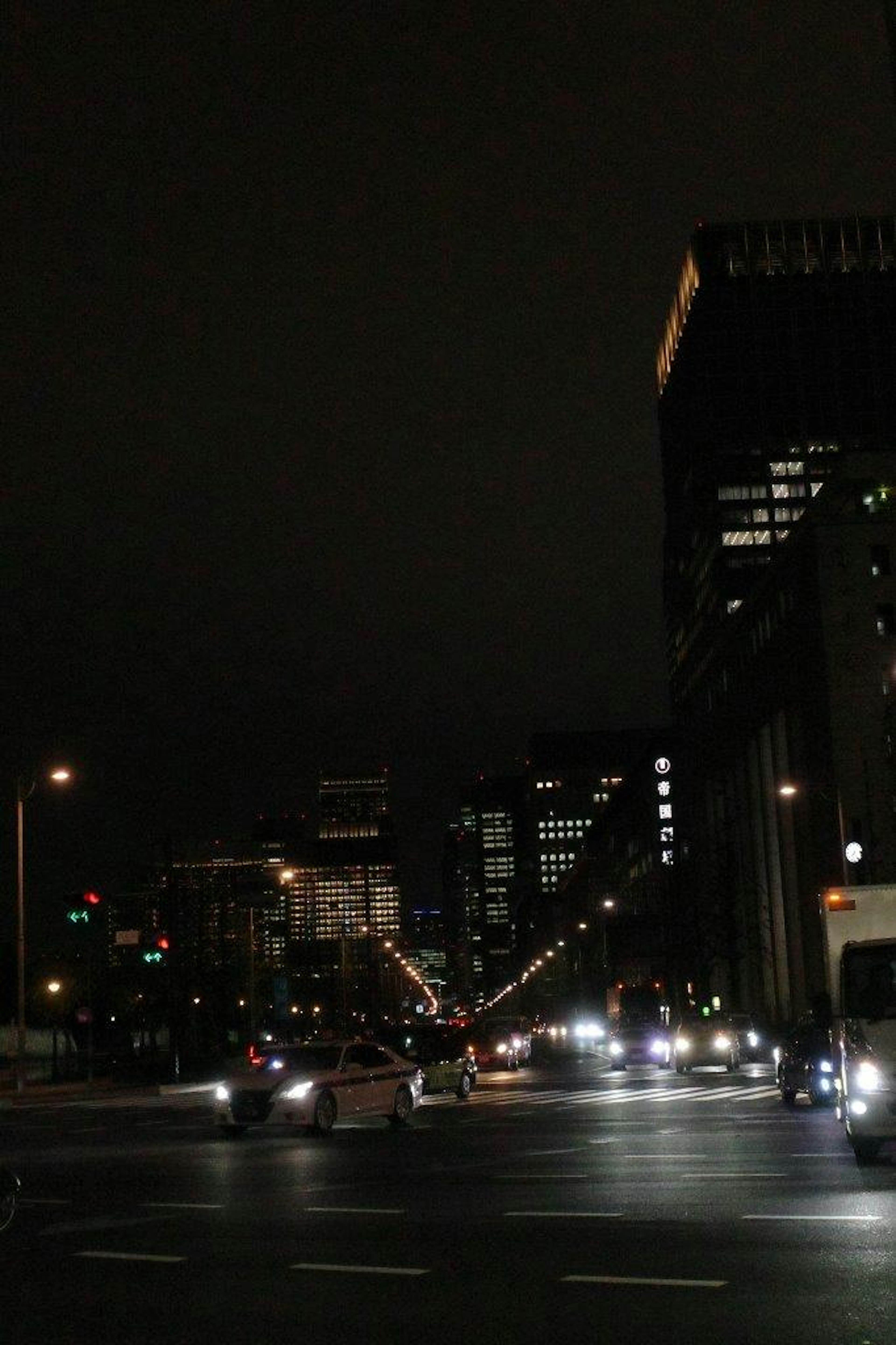 夜景の都市風景 車のヘッドライトが輝く ビルが立ち並ぶ