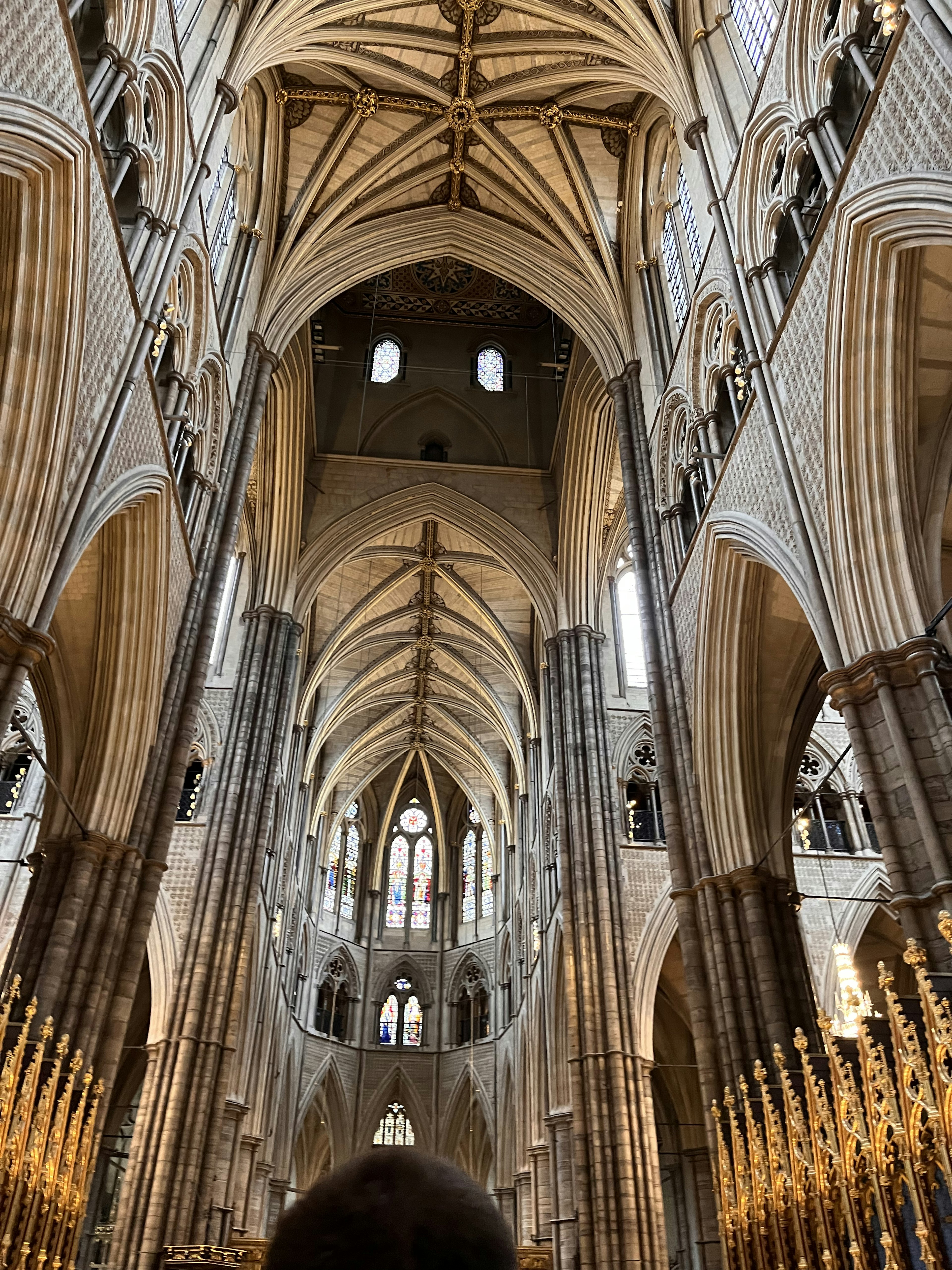 Interior de una gran catedral gótica con altos techos abovedados y detalles intrincados