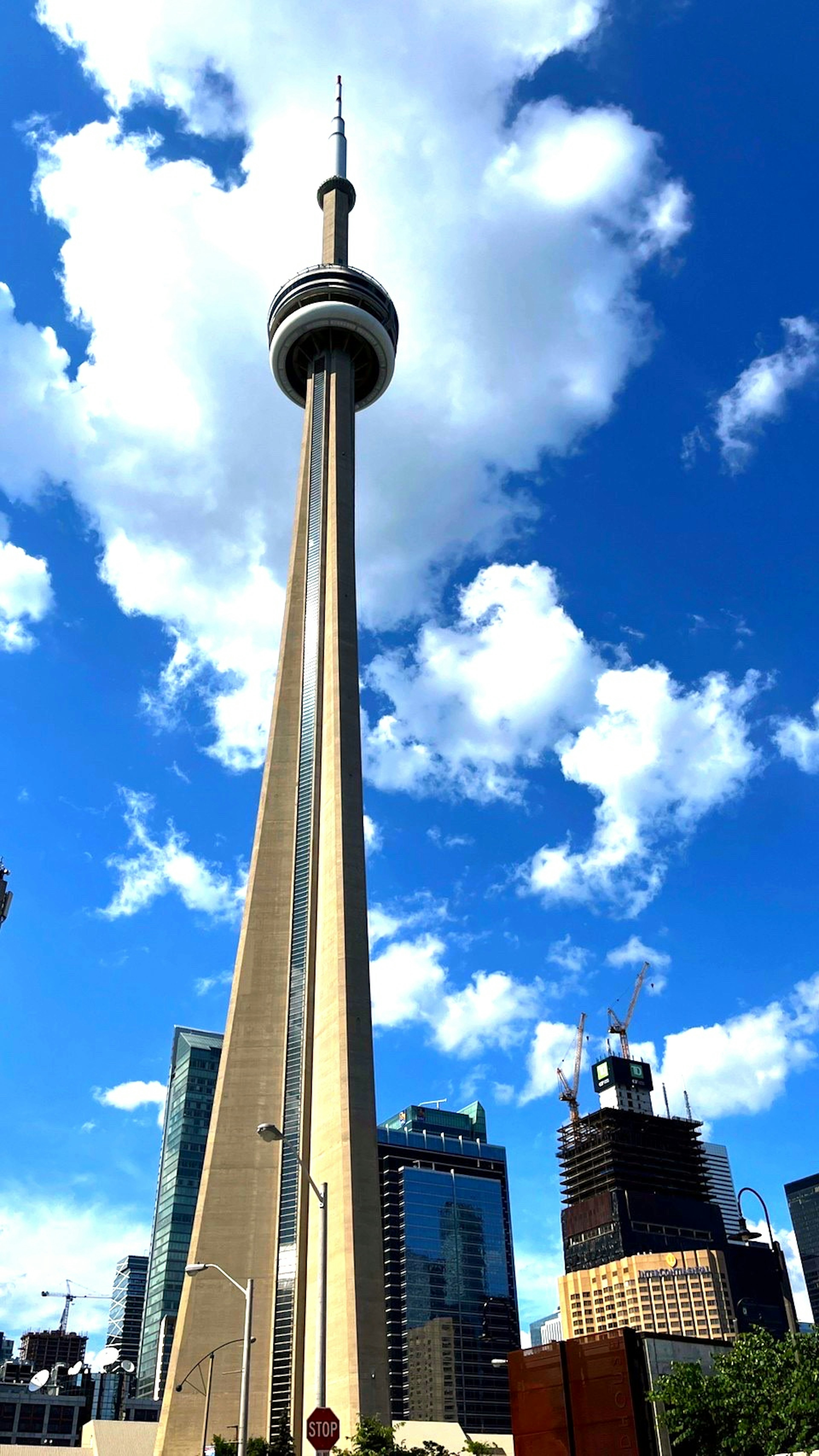 CN Tower in Toronto mit blauem Himmel und weißen Wolken