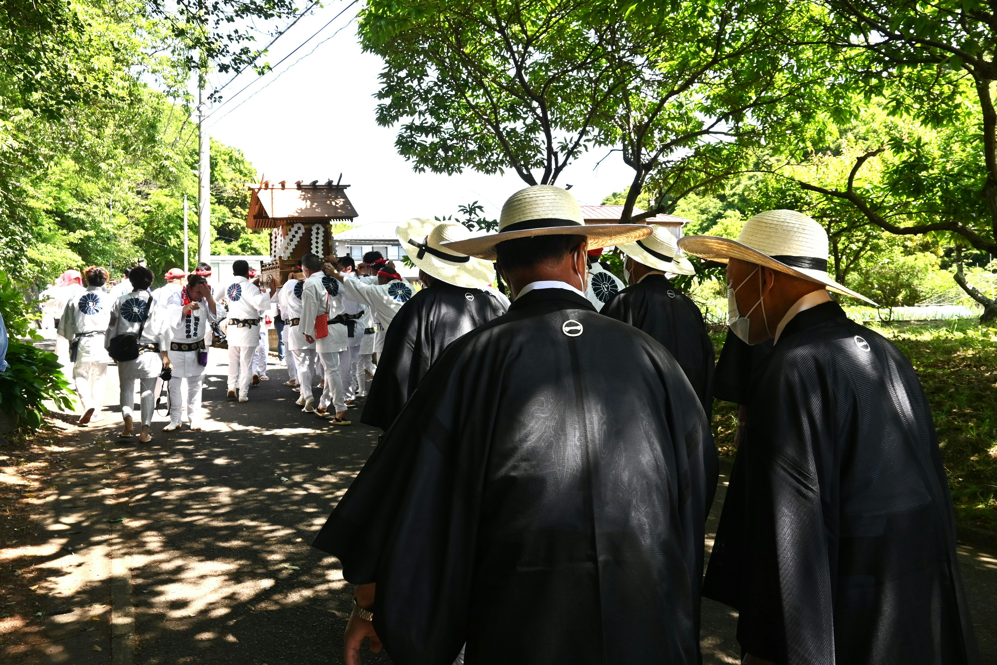 Persone in abiti tradizionali che partecipano a una processione di festival