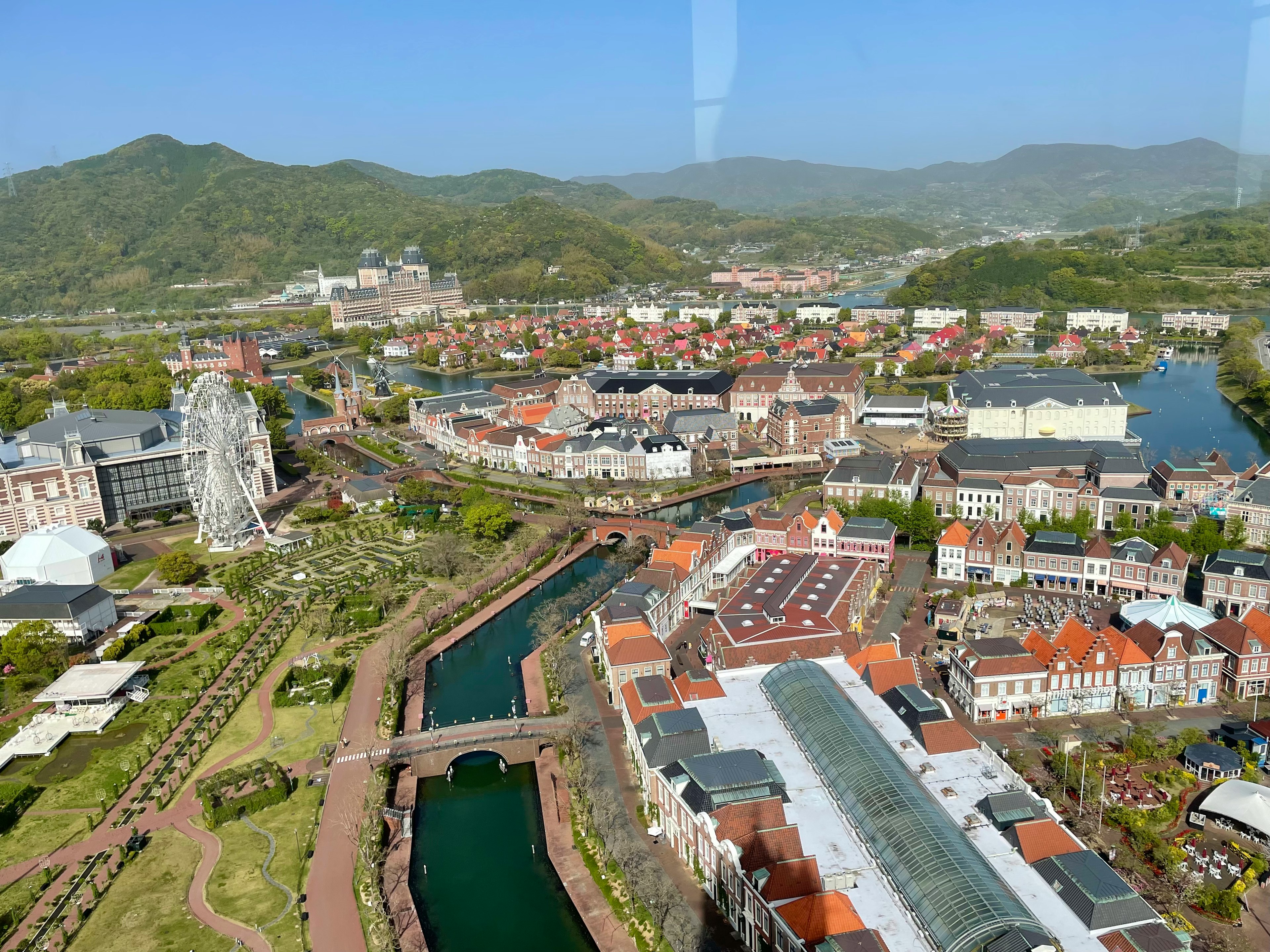 Vista aérea de una ciudad pintoresca con ríos sinuosos y una noria