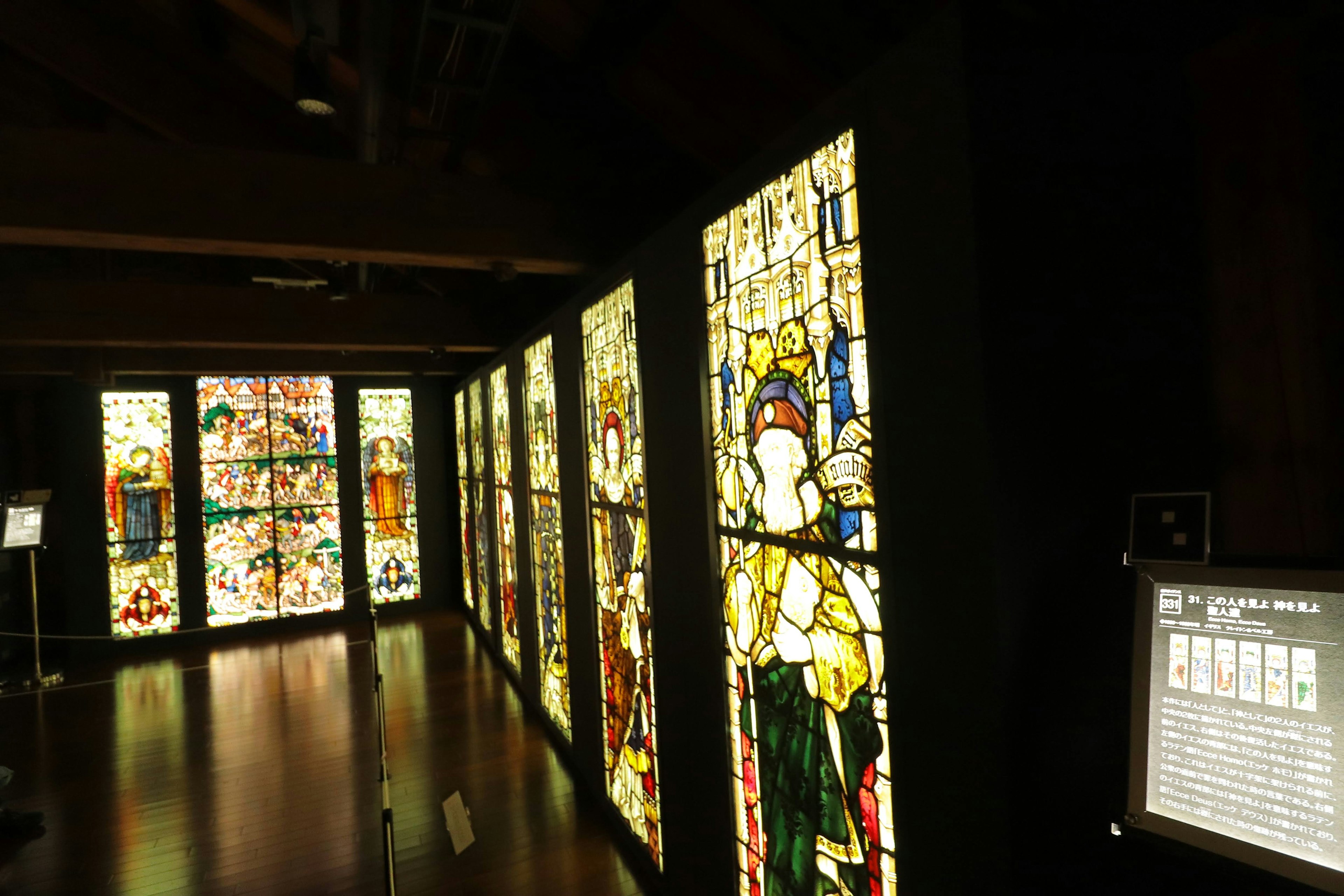 Vista interior de un museo con vitrales