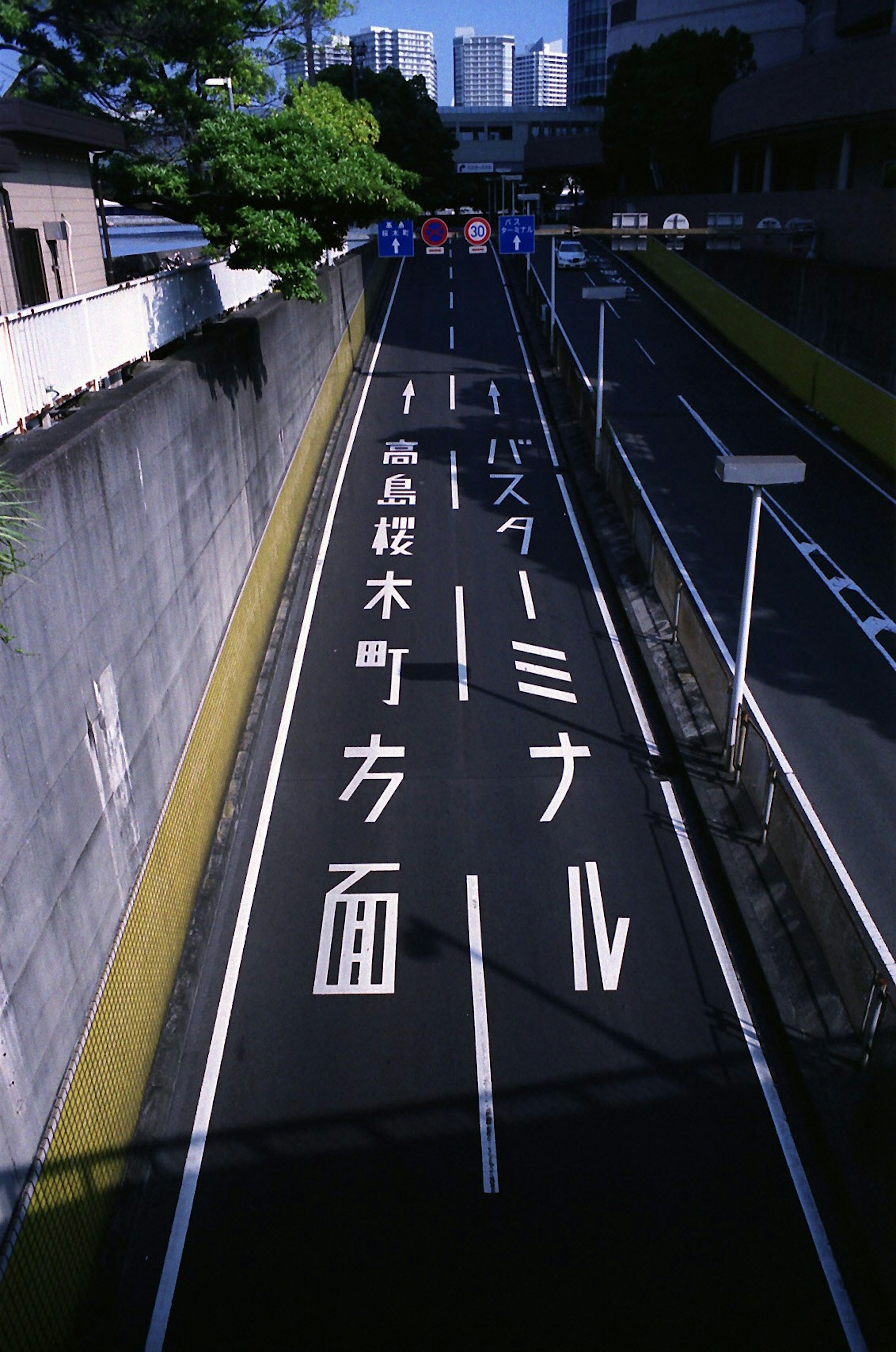 バスターミナルの方向を示す道路標識の写真