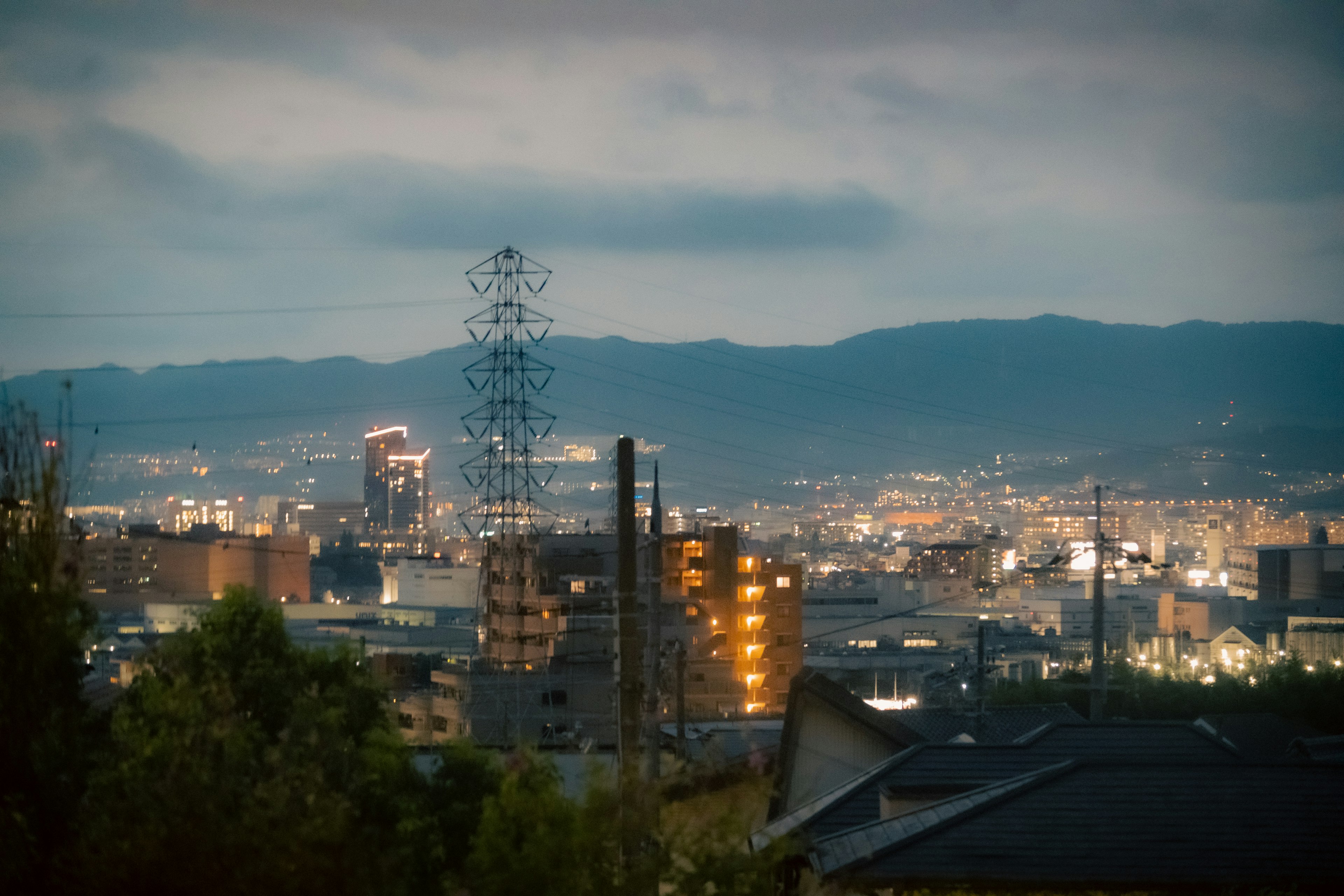 夜景の都市風景に照明が映える景色