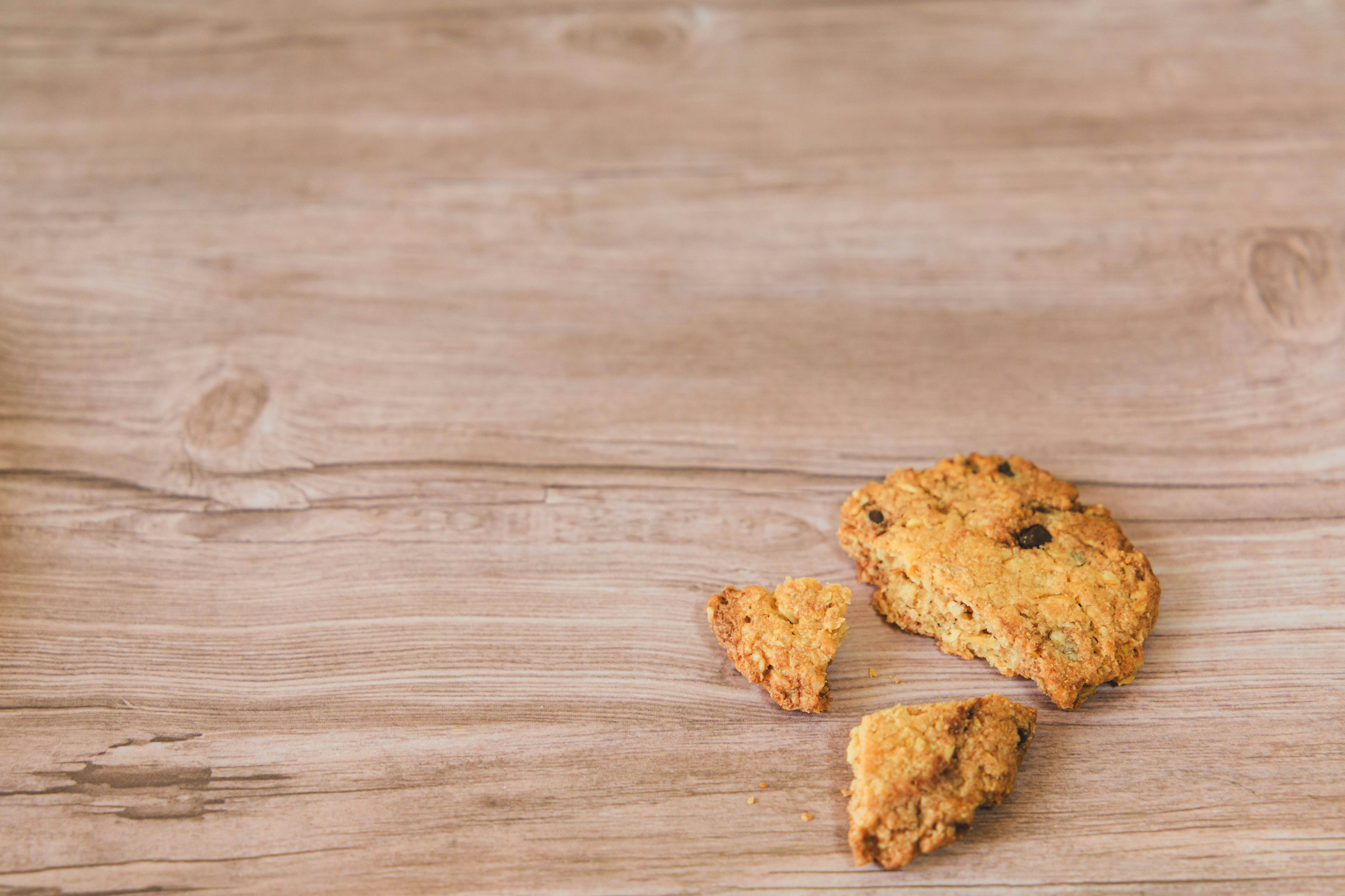 Un biscuit entier et des morceaux sur une table en bois