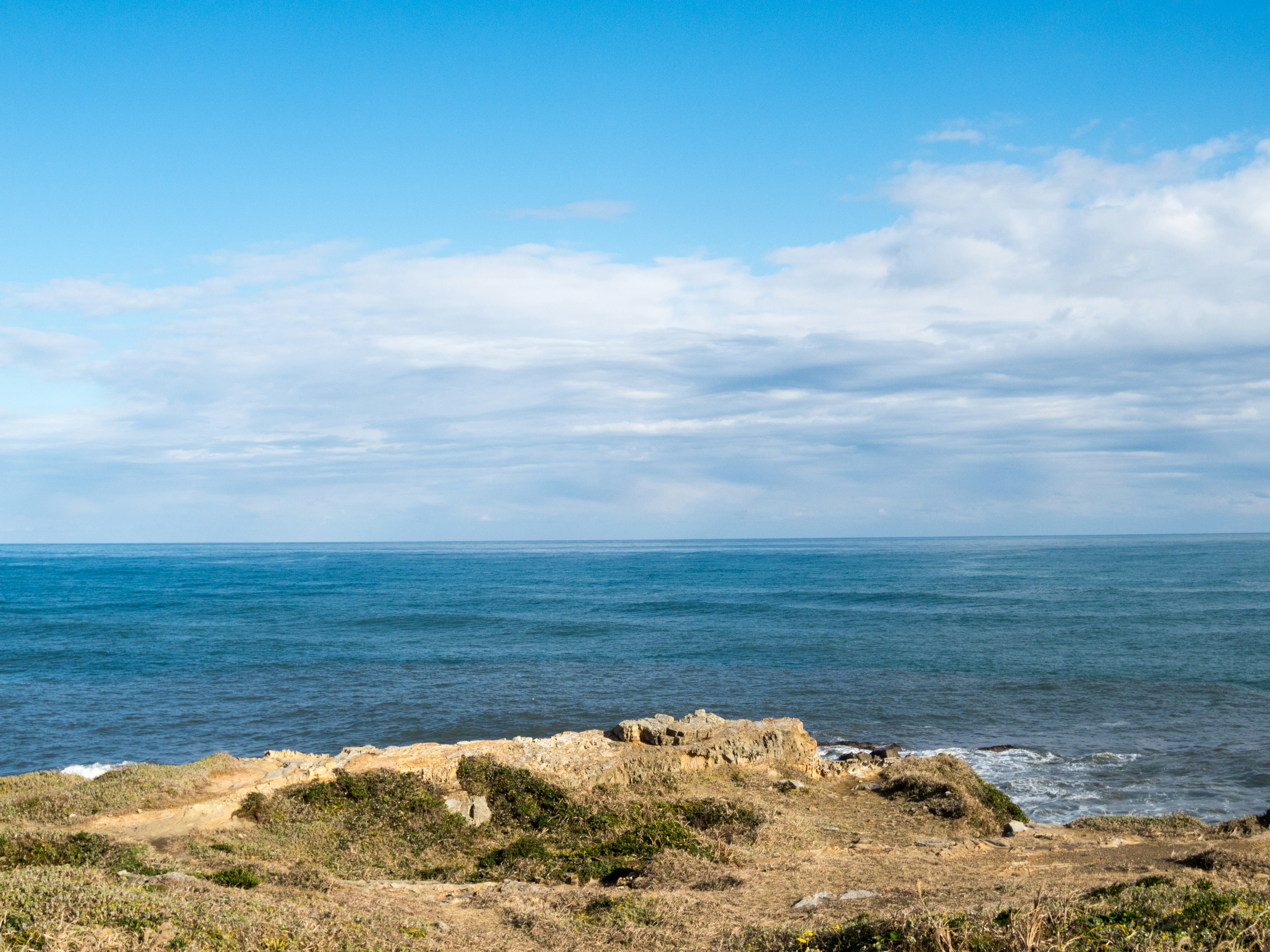 Küstenlandschaft mit blauem Ozean und klarem Himmel