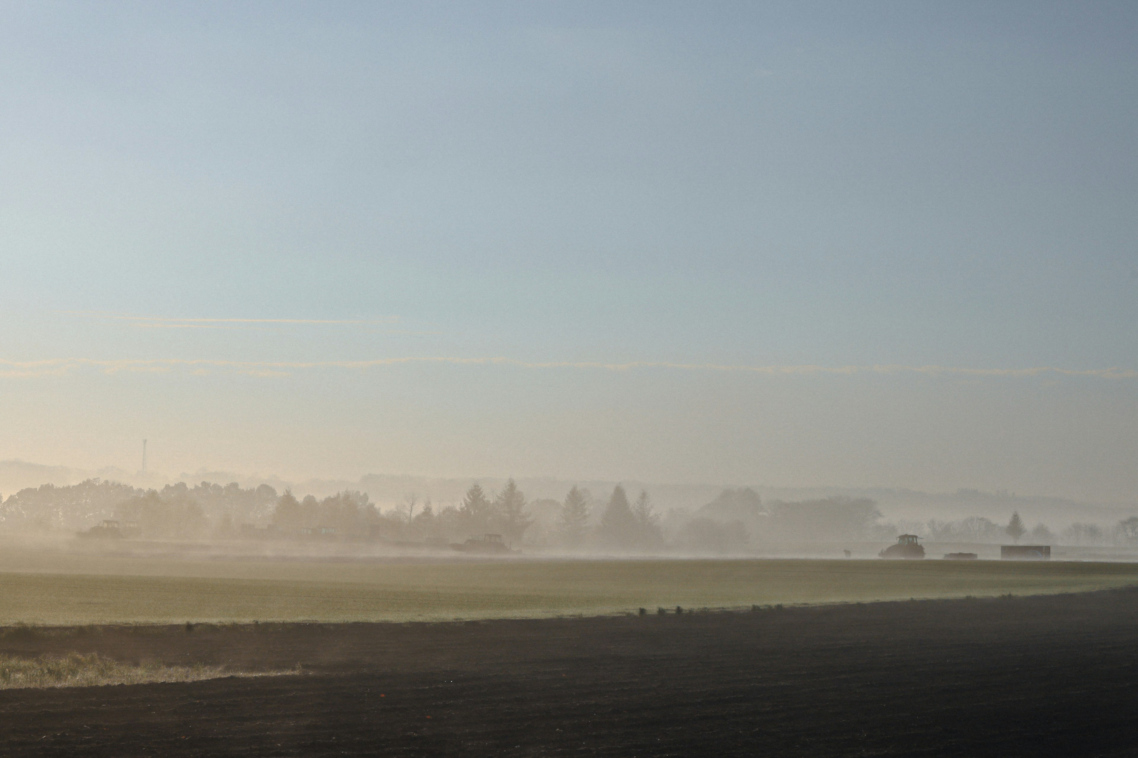 Nebliger Landschaft mit weitem Himmel