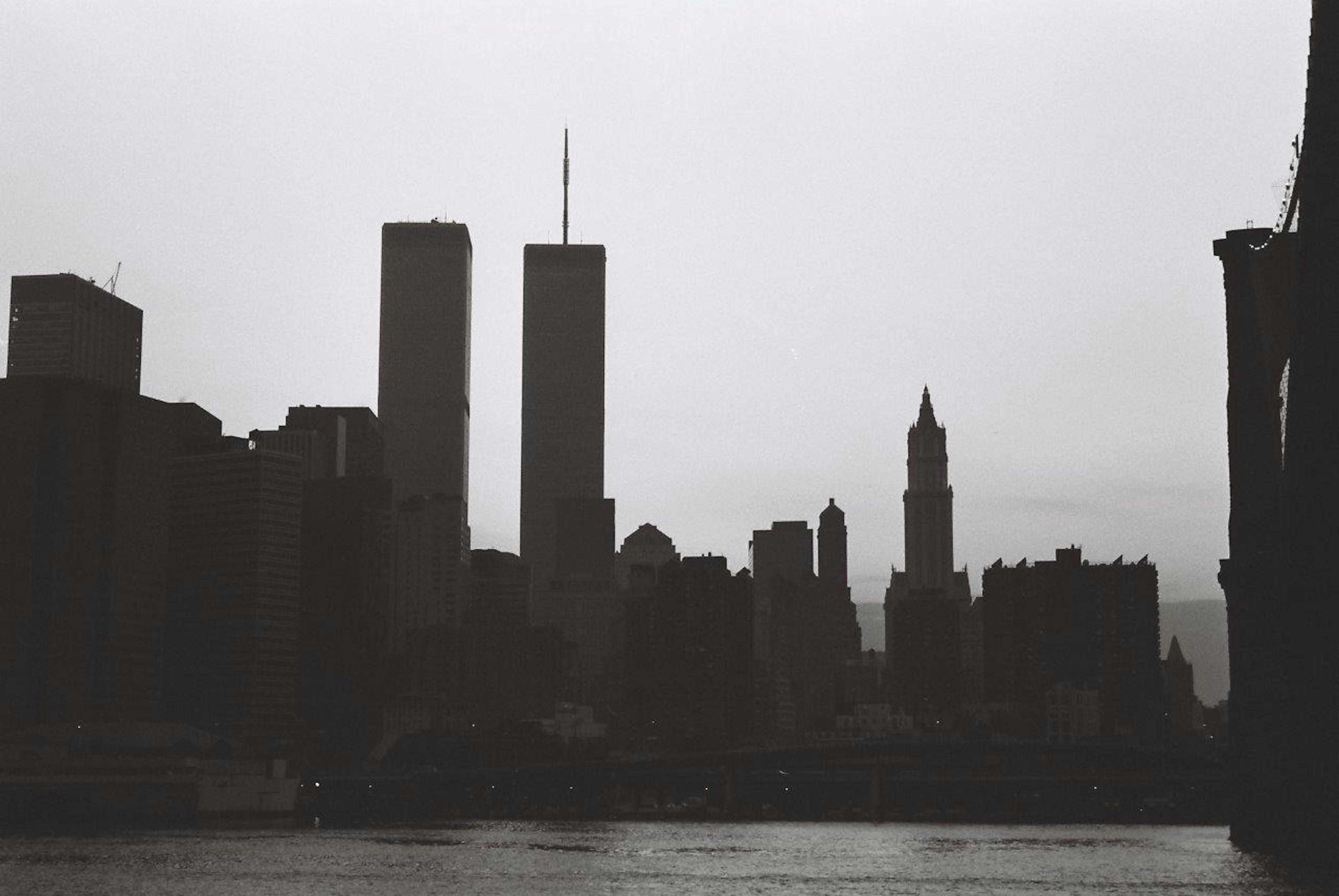 Silhouette del horizonte de Nueva York con las Torres Gemelas