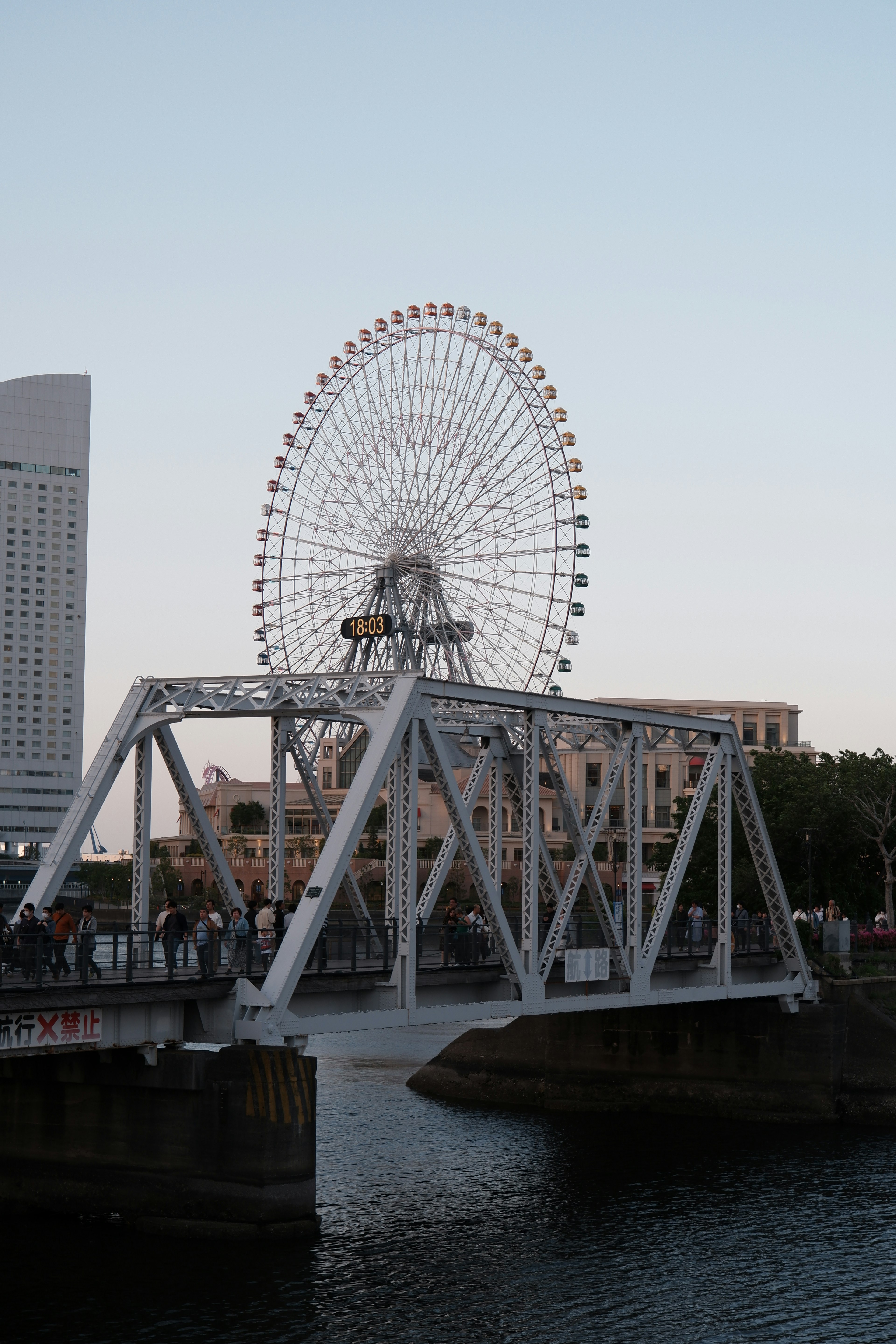 大観覧車と橋の景色が見える横浜の風景