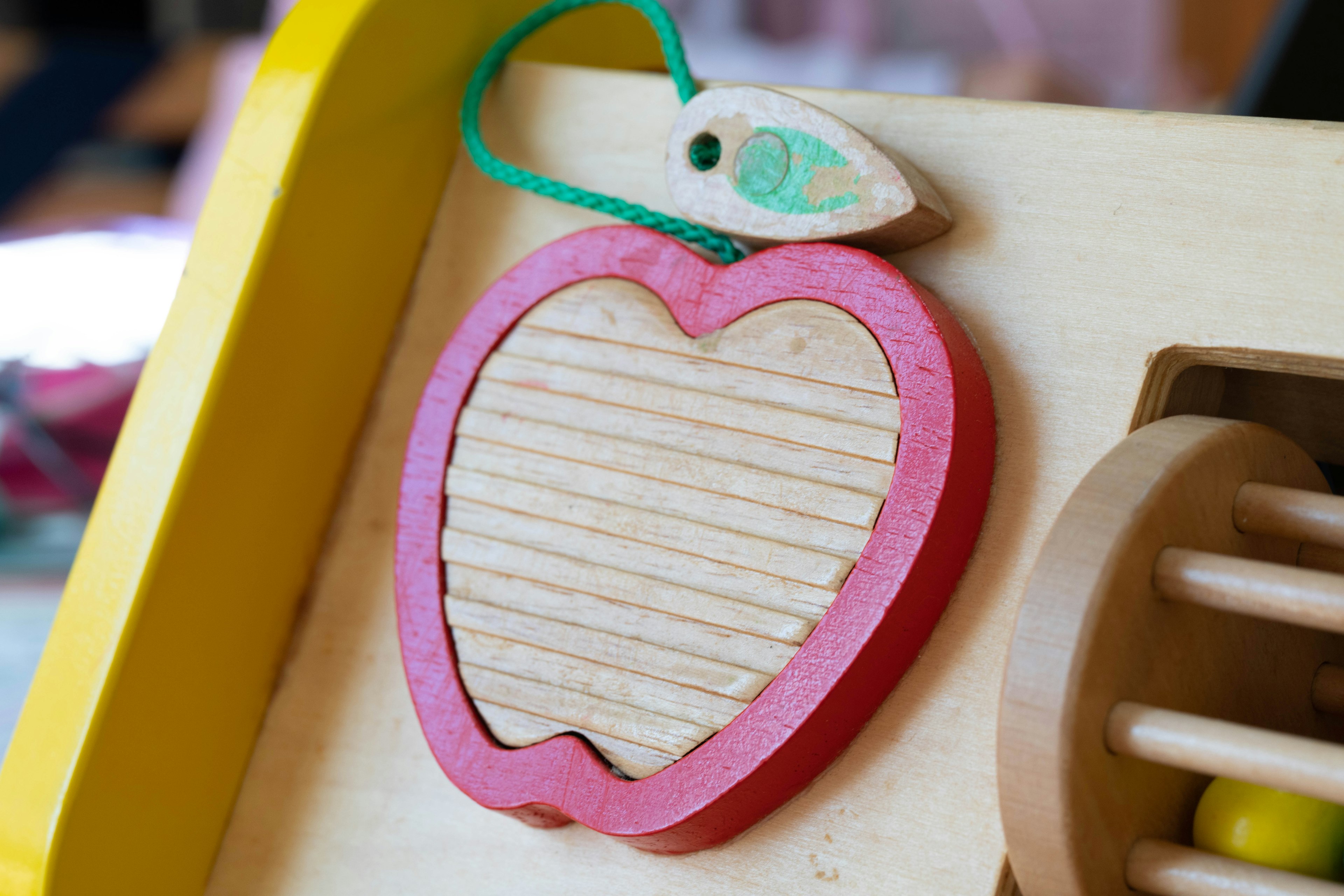 Tablero de memo de madera en forma de manzana roja con etiqueta de hoja verde