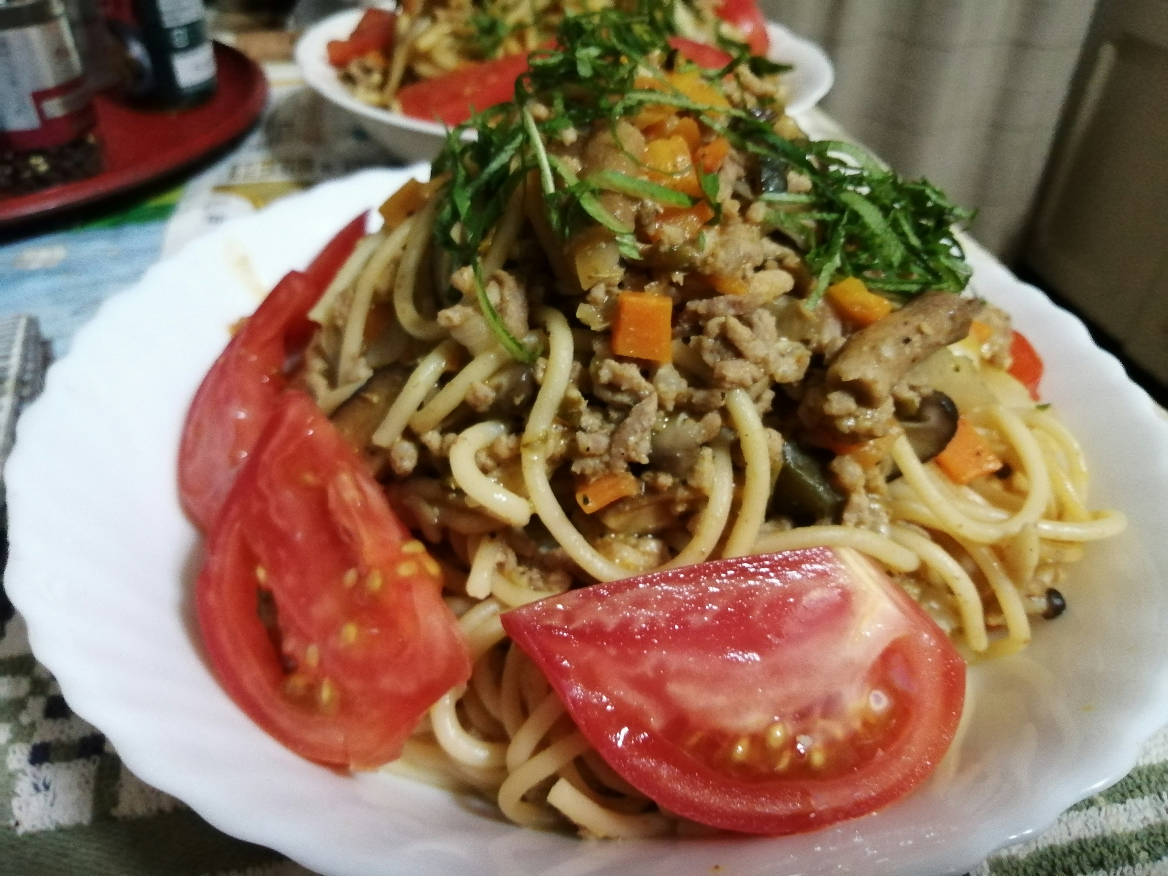 Teller mit Spaghetti, garni mit Tomaten und Gemüse