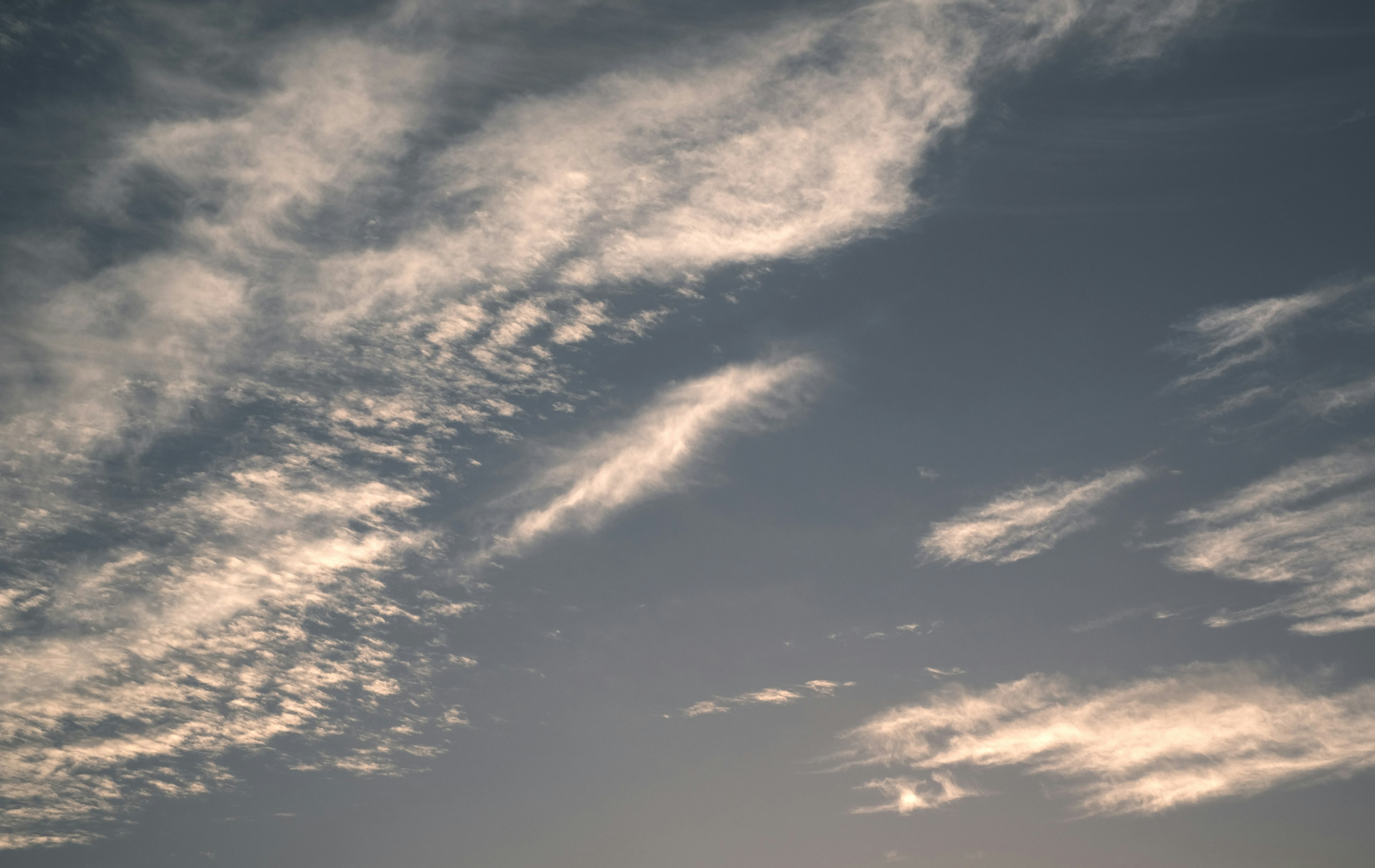 Wolkenmuster in einem blaugrauen Himmel