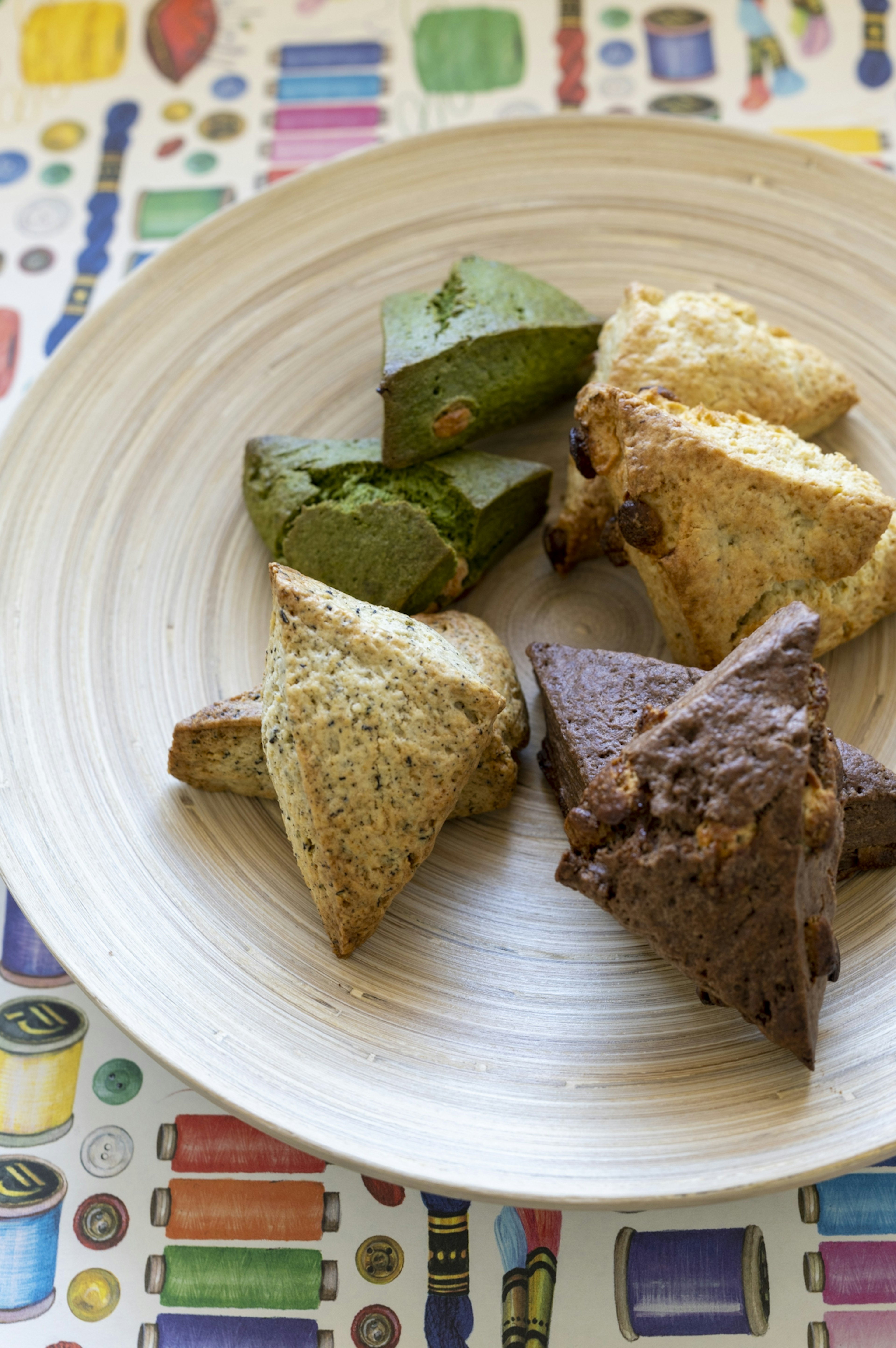 Un plato con bocadillos triangulares de varios colores