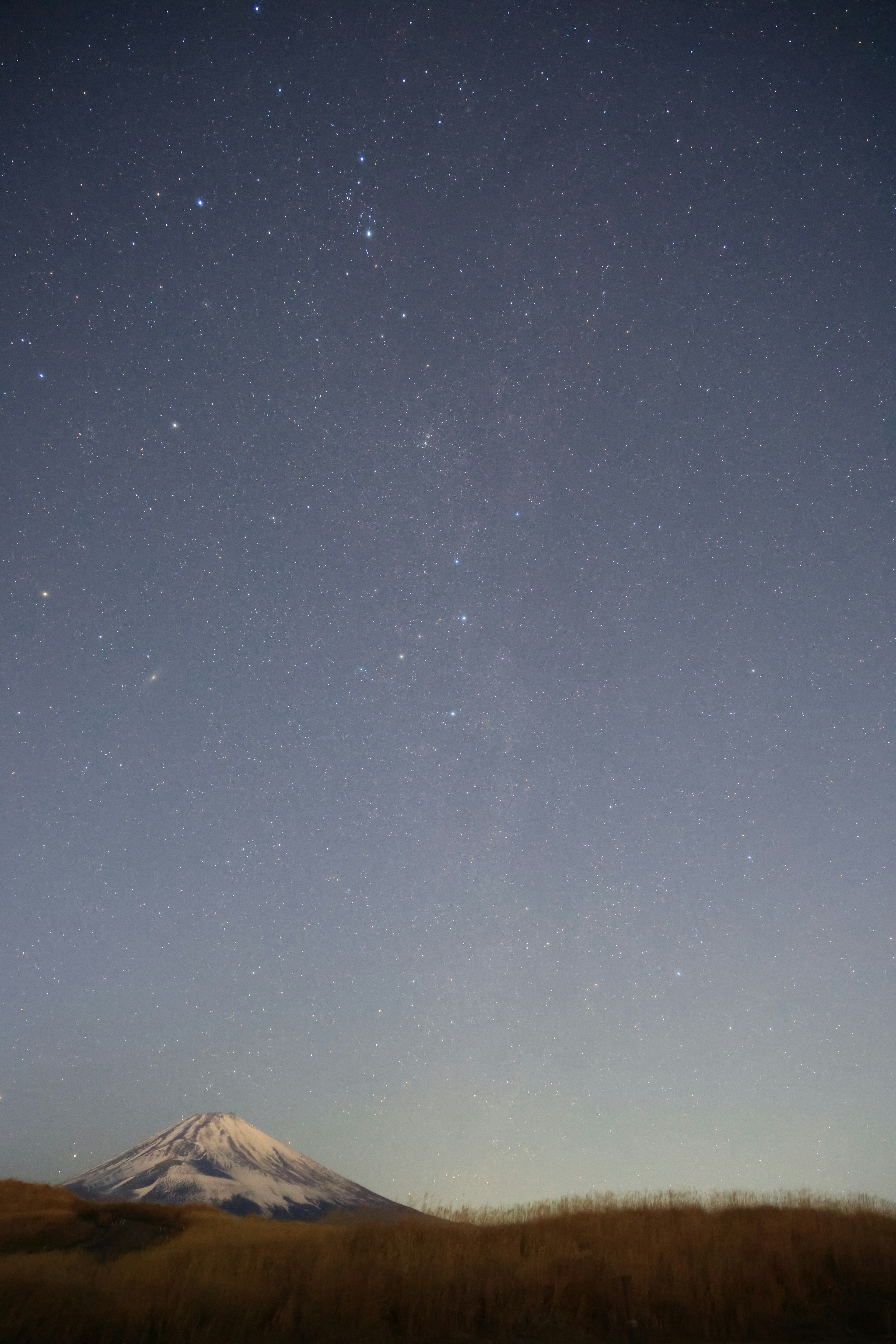 Schneebedeckter Berg unter einem sternenklaren Himmel